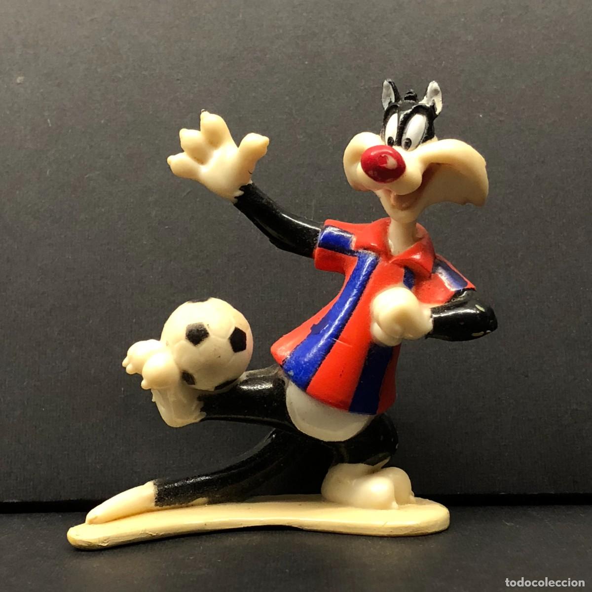 Figuras de goma y PVC: FIGURA DE PVC - GATO SILVESTRE - FUTBOLISTA FC BARCELONA - WARNER BROS - 6,5 X 5,5 CM / 589