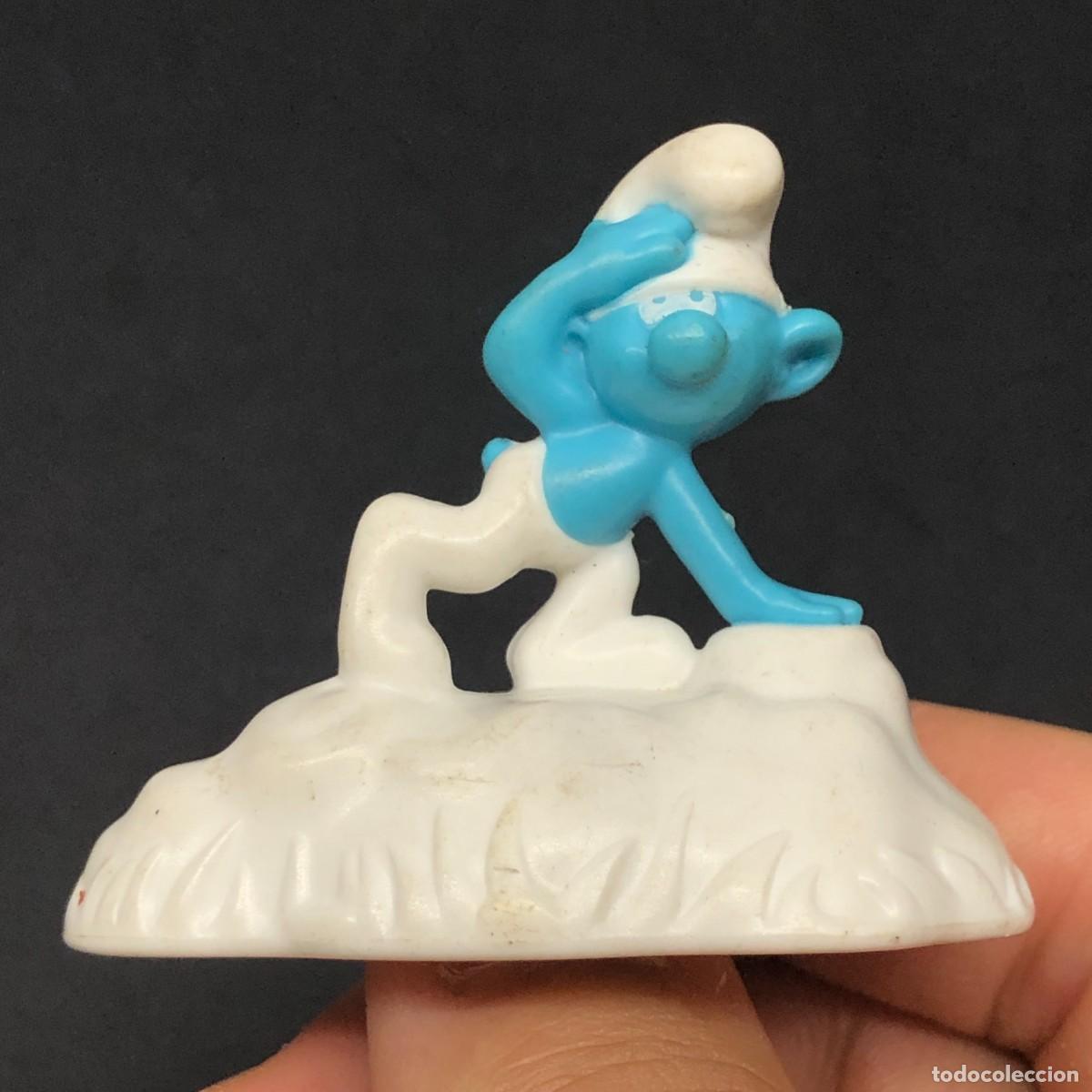 Figuras de goma y PVC: FIGURA DE PVC - PITUFO TONT&Iacute;N SOBRE MONTA&Ntilde;A DE NIEVE - CLUMSY SMURF - MC DONALD'S - 4,5 X 5 CM / 599
