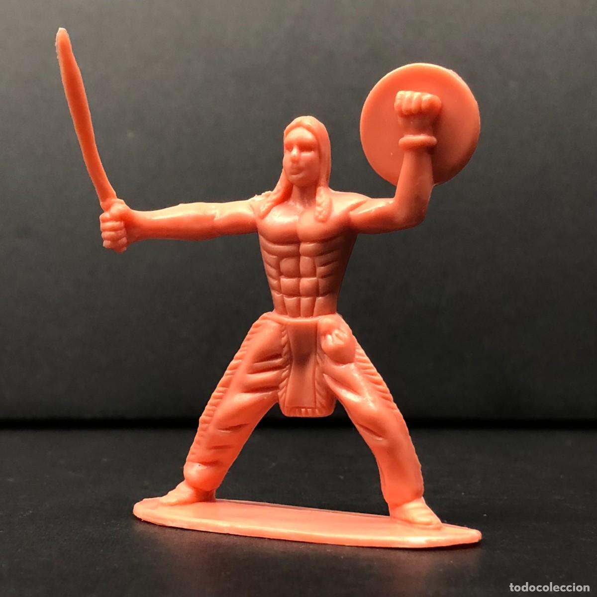 Figuras de goma y PVC: FIGURA DE PVC - GUERRERO INDIO CON ESPADA Y ESCUDO - LEJANO OESTE - COMANSI - 7 X 5 CM / 603