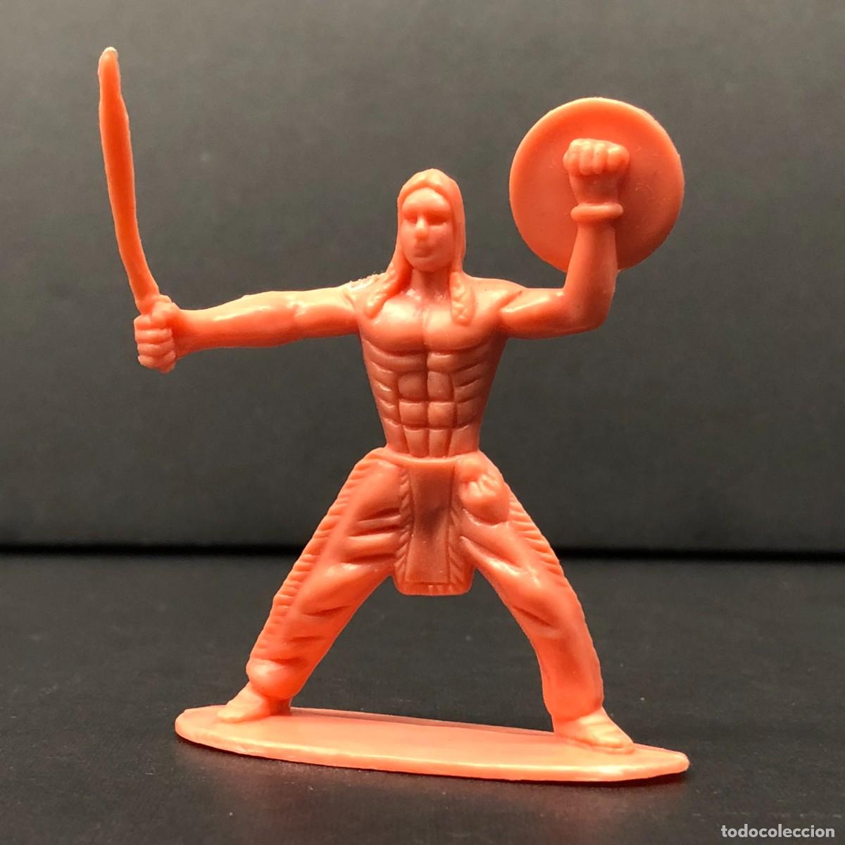Figuras de goma y PVC: FIGURA DE PVC - GUERRERO INDIO CON ESPADA Y ESCUDO - LEJANO OESTE - COMANSI - 7 X 5 CM / 604