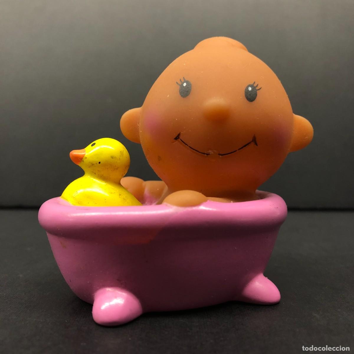 Figuras de goma y PVC: FIGURA DE GOMA - BEBE EN BA&Ntilde;ERA CON PATITO - SARO - 7 X 6,5 CM / 623