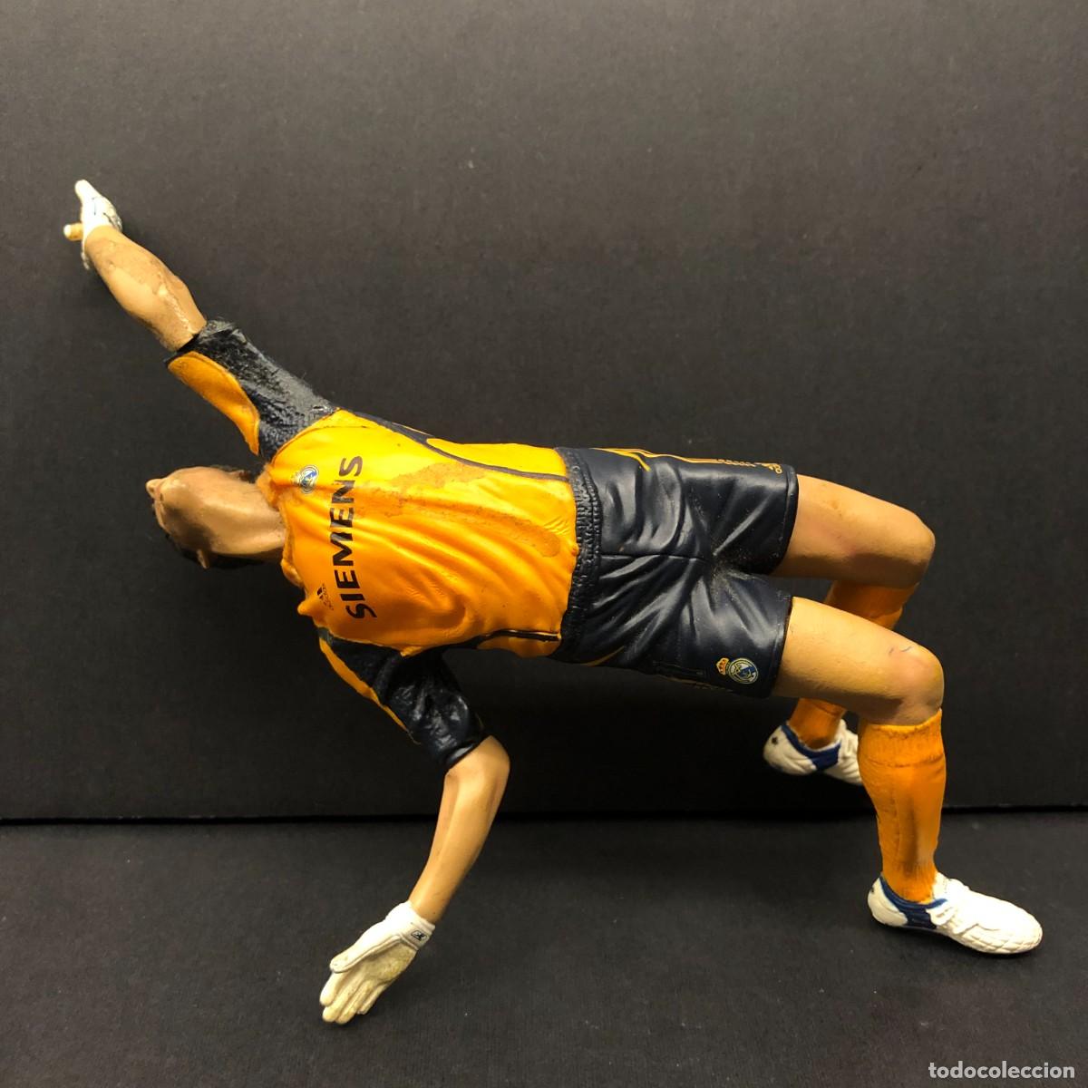 Figuras de goma y PVC: FIGURA DE PVC - IKER CASILLAS EN POSE DE ESTIRADA - FT CHAMPS - COLECCIONISTA - 20 X 12 CM / 625