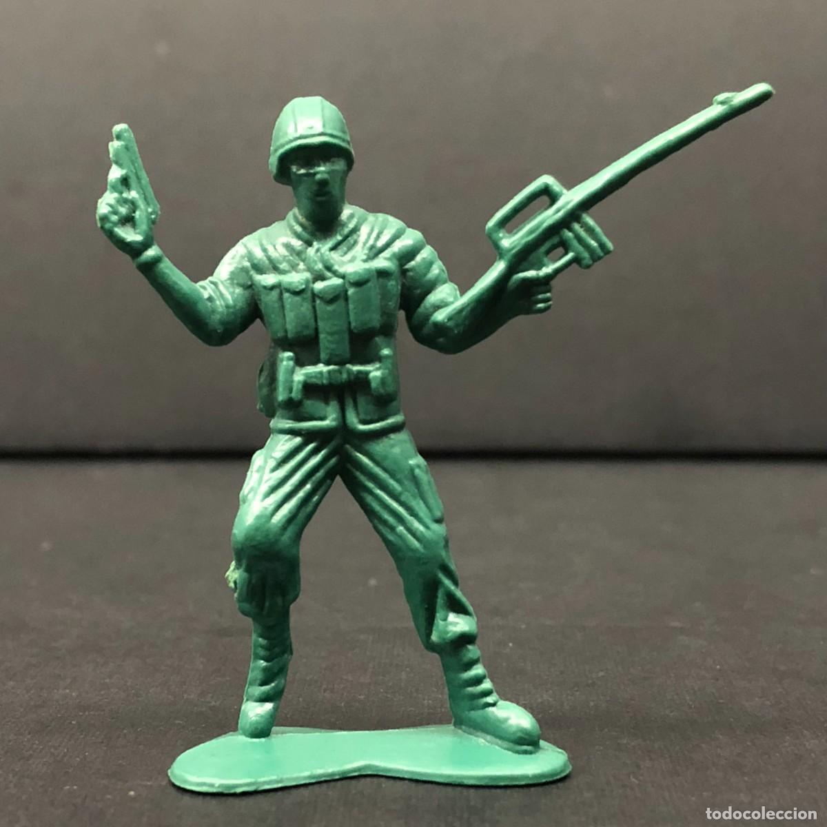 Figuras de goma y PVC: FIGURA DE PVC - SOLDADITO DE PLASTICO VERDE - POSE DE COMANDANTE/OFICIAL - 5,5 X 5 CM / 13