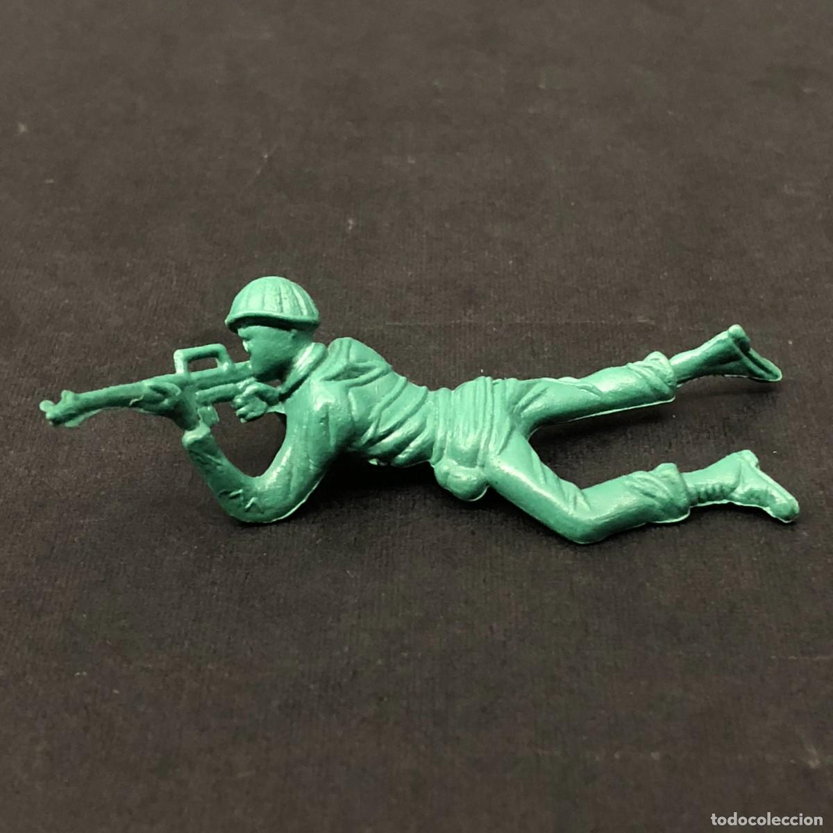 Figuras de goma y PVC: FIGURA DE PVC - SOLDADITO DE PLASTICO VERDE - POSE CUERPO A TIERRA DISPARANDO - 7 X 2 CM / 14