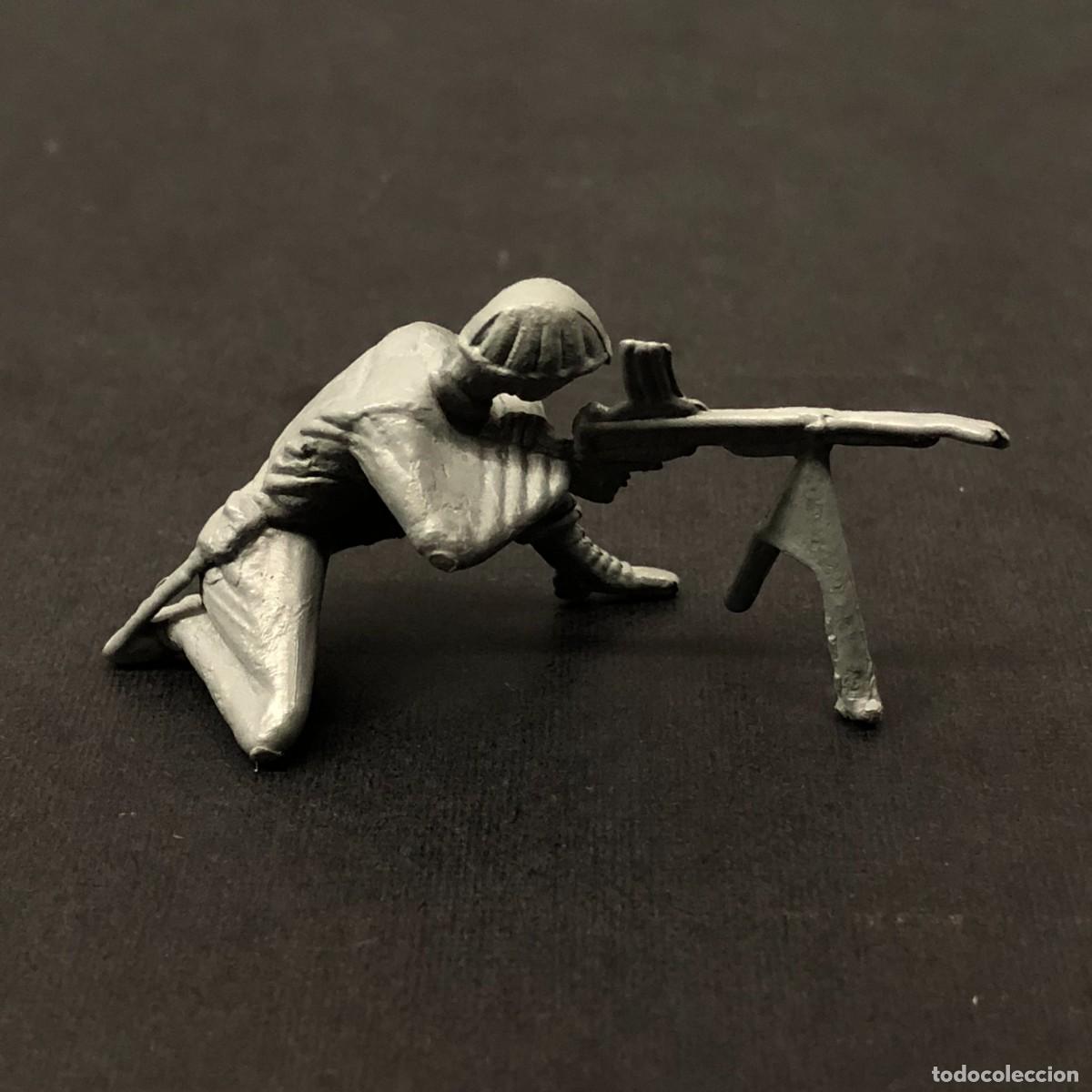 Figuras de goma y PVC: FIGURA DE PVC - SOLDADITO DE PLASTICO GRIS - POSE AMETRALLADOR DE RODILLAS - 6 X 3 CM / 15