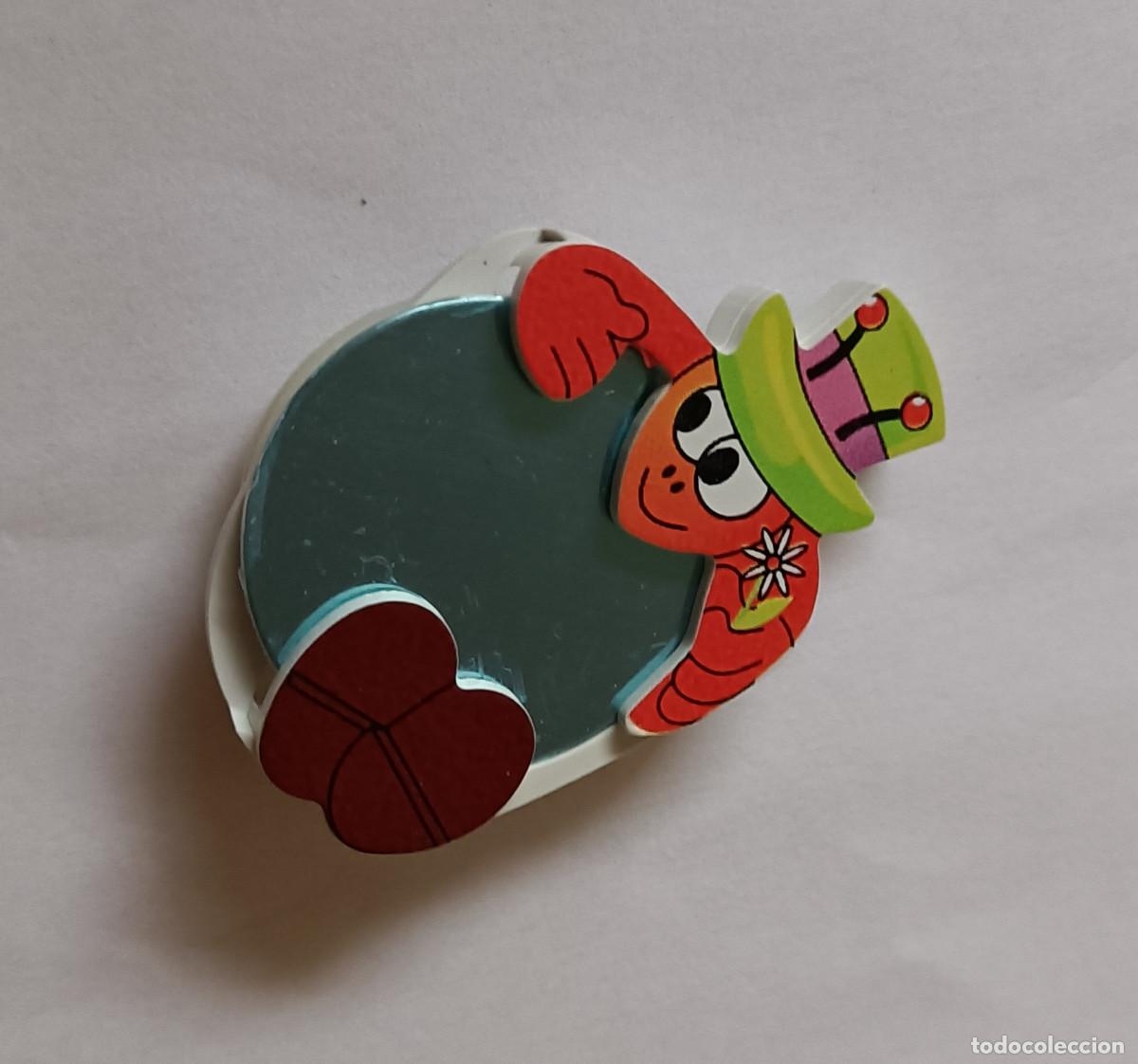 Figuras de goma Kinder: Broche simulando espejo grillo kinder Sopresa k97 n3 3