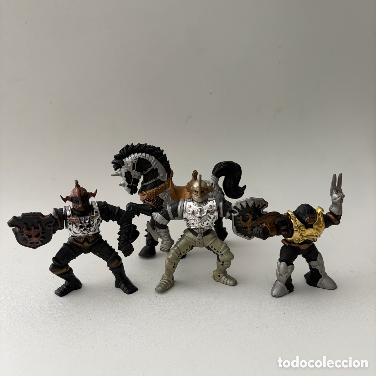 Figuras de goma y PVC: Lote figuras mu&ntilde;ecos Chap Mei 1995 Legends of Knights caballeros medievales caballo