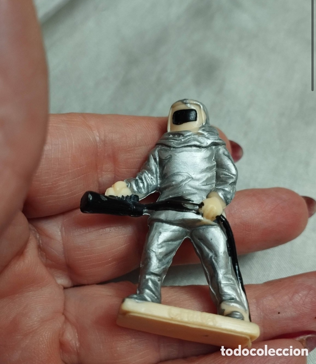 Figuras de goma Kinder: Figura vintage de Kinder Sorpresa: Bombero (5,5 cm) - Ferrero (A&ntilde;os 90)