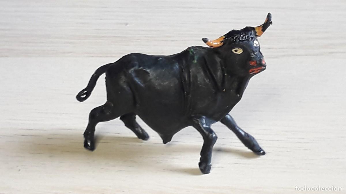 Figuras de goma y PVC: Toro de lidia Tauromaquia, goma, Jecsan, Pech, Teixid&oacute; o similar, original a&ntilde;os 50-60.