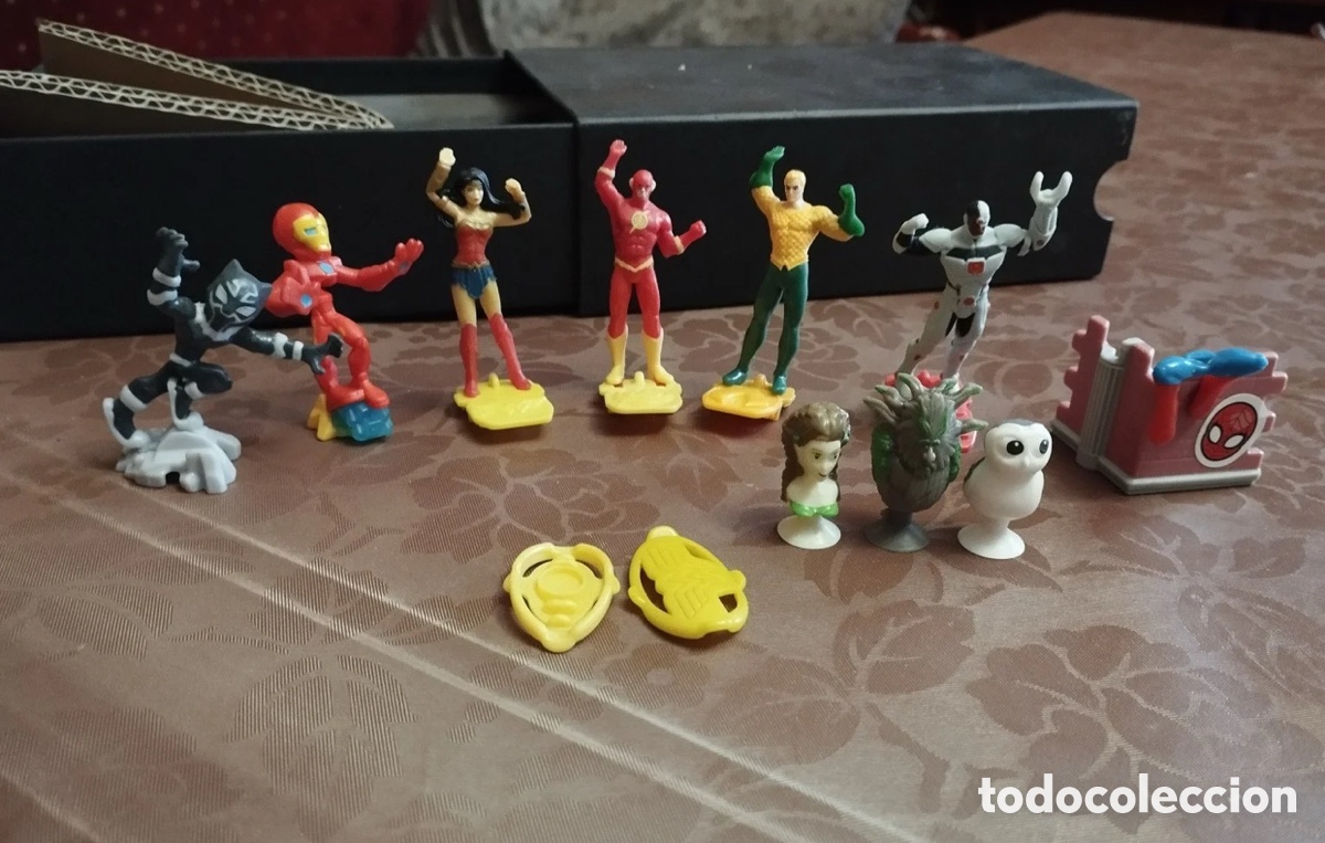 Figuras de goma Kinder: Gran lote de mini figuras coleccionables: Superh&eacute;roes Marvel / DC (Kinder) y Stikeez con ventosa
