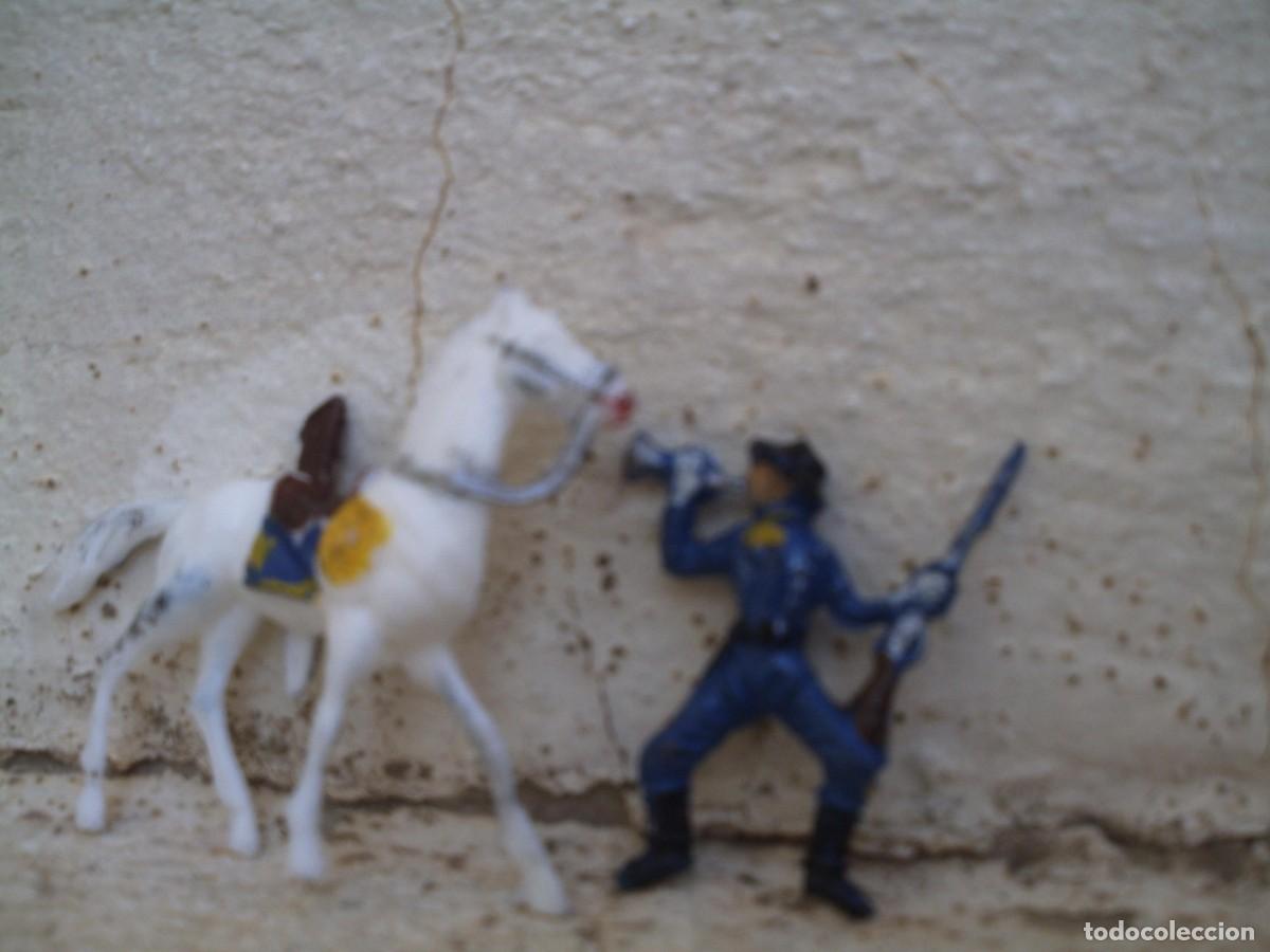 Figuras de goma y PVC: soldado a caballo de comansi