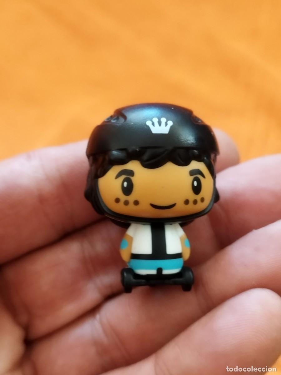 Figuras de goma Kinder: Mu&ntilde;eco Funko romeo, colecci&oacute;n Funko Street Style de Kinder Joy.