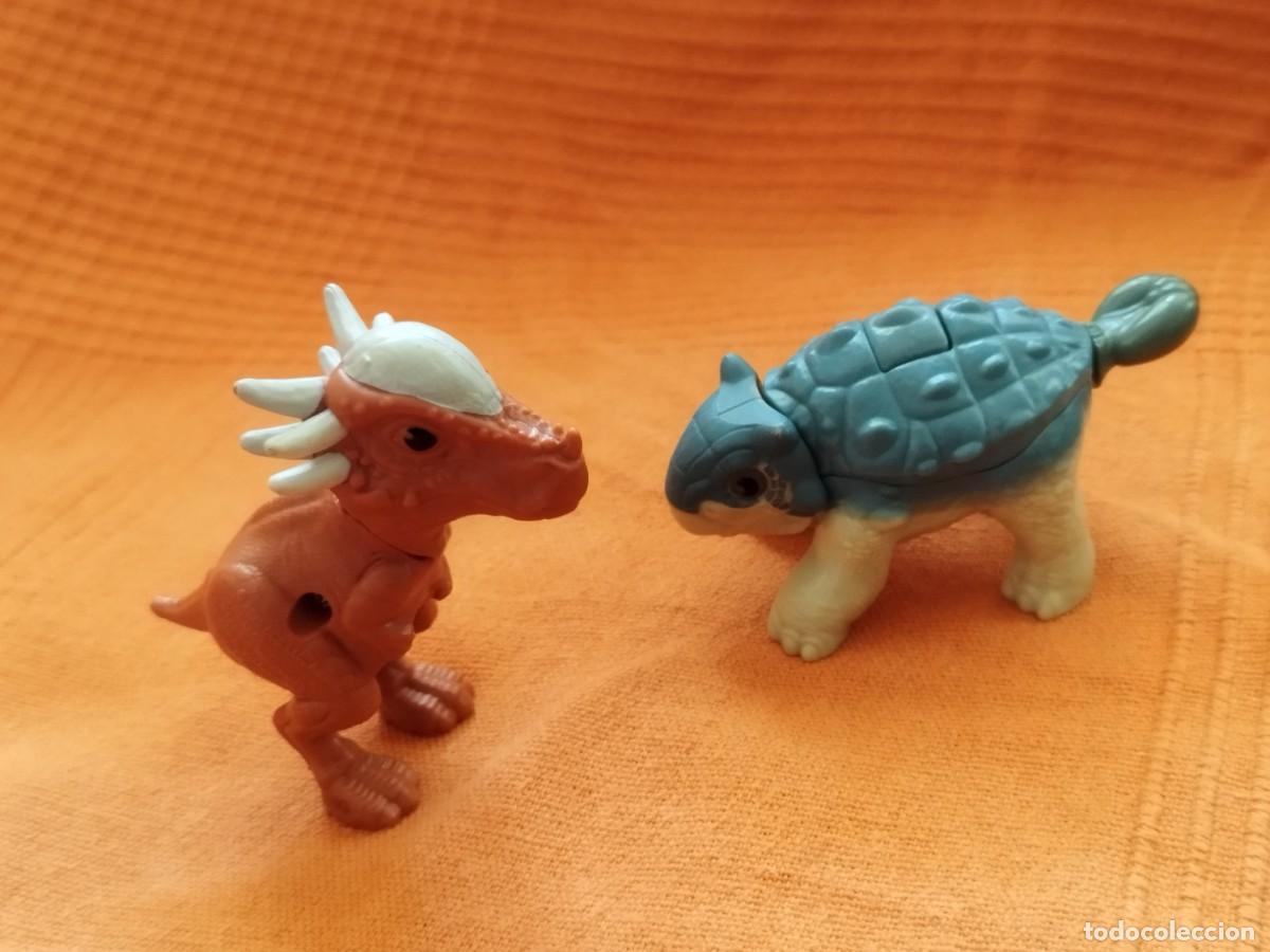 Figuras de goma y PVC: Dos mu&ntilde;ecos figuras de dos dinosaurios de juguete. De McDonald's.