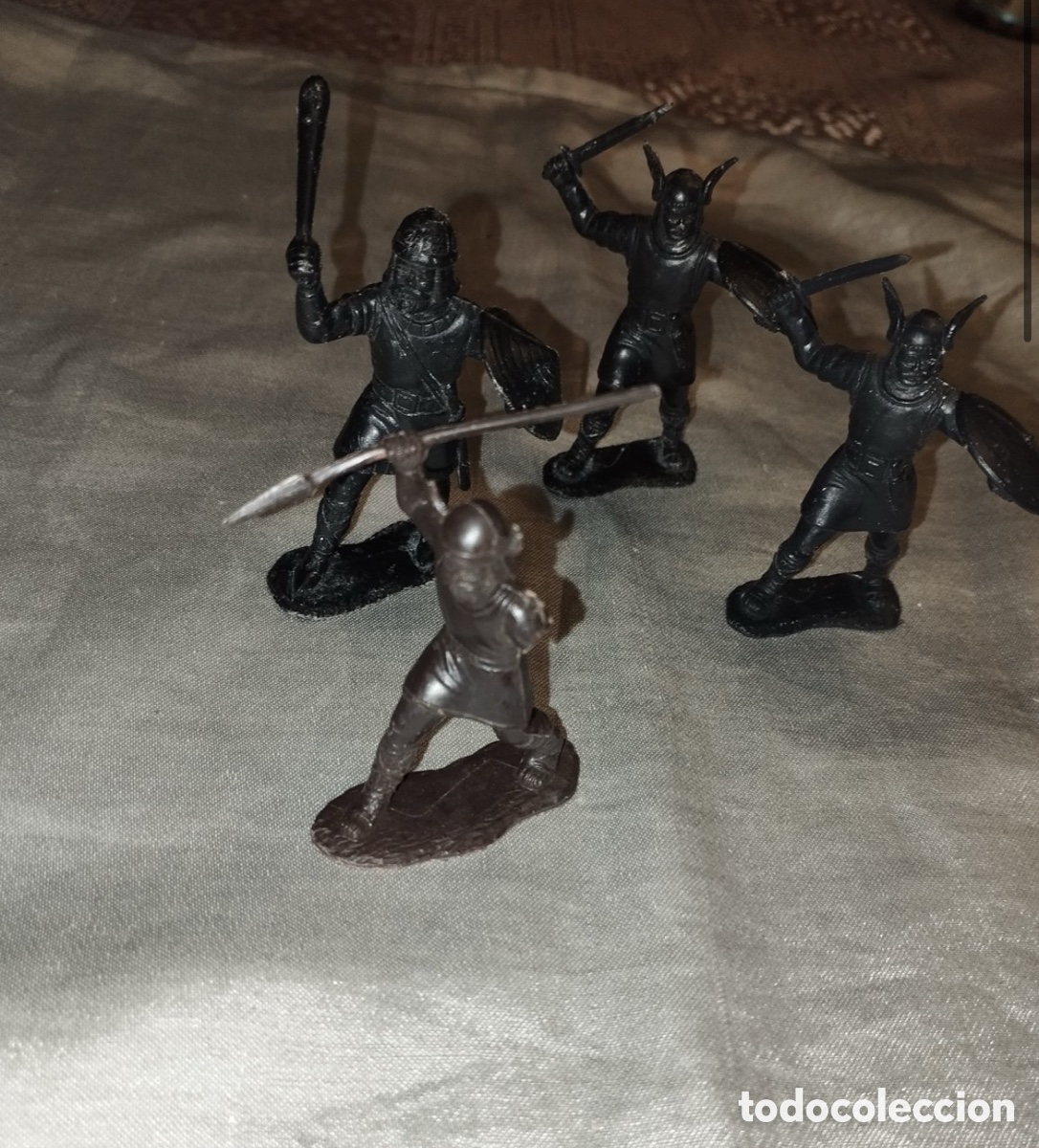 Figuras de goma y PVC: Lote de 4 Soldaditos Vikingos Vintage DZI / Marx - Pl&aacute;stico Marr&oacute;n (6-7 cm)