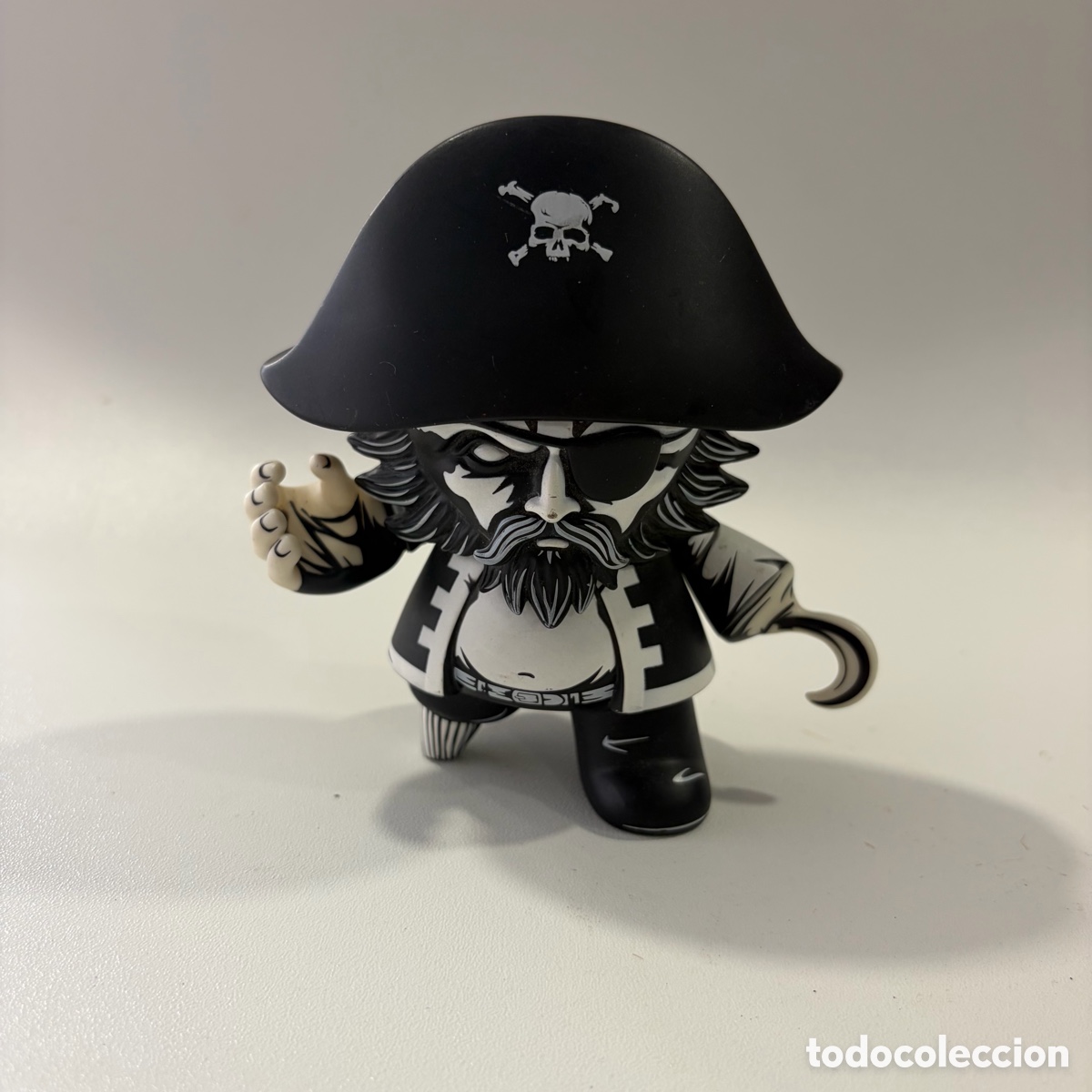 Figuras de goma y PVC: Figura mu&ntilde;eco captain sturnbrau pieces of eight jon-paul kaiser jpk toy2r mini qee art toy 2012