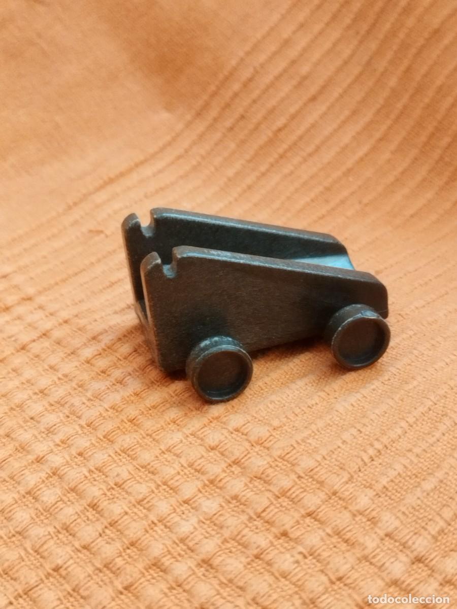 Figuras de goma y PVC: Figura de base con ruedas para ca&ntilde;on medieval castillo. A identificar.