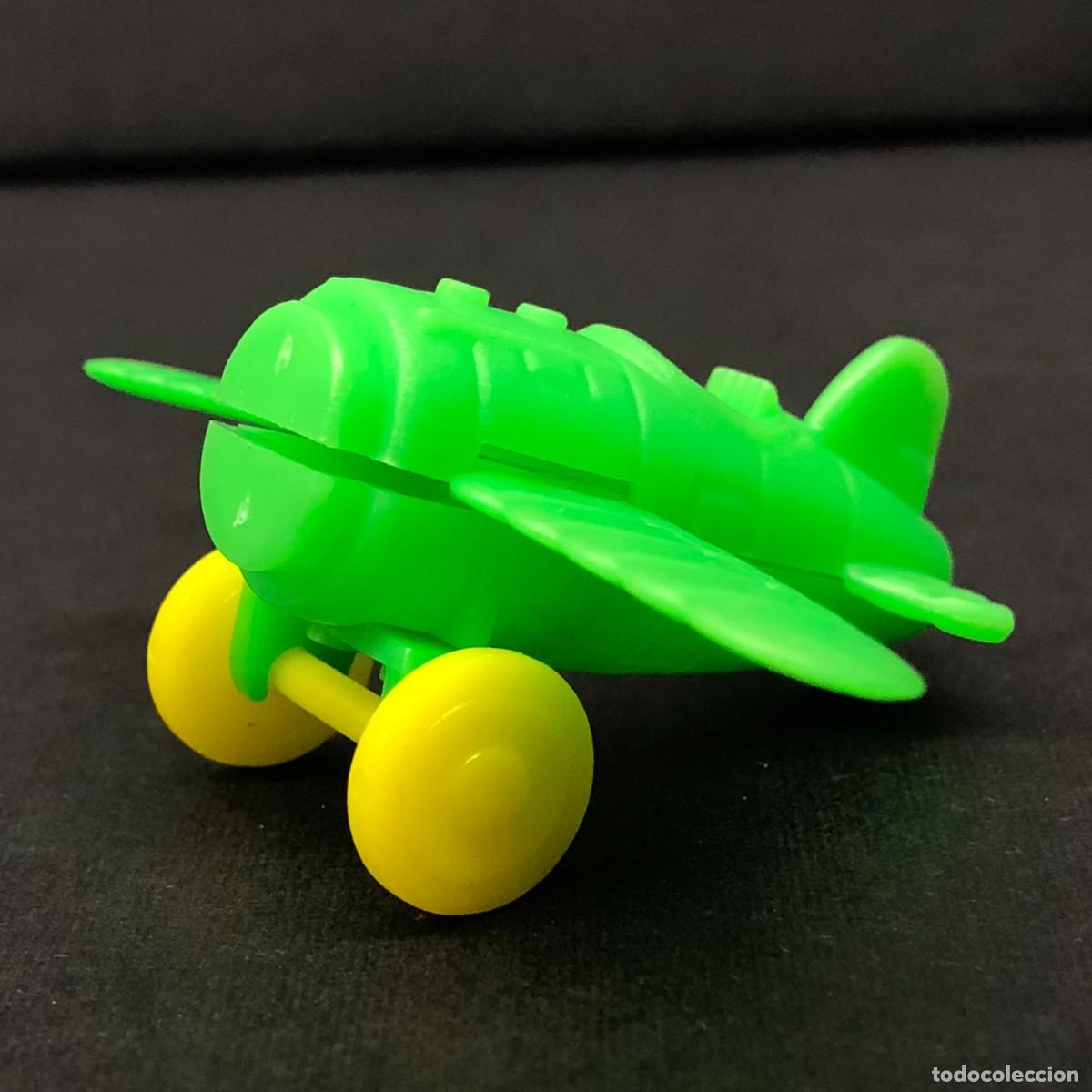 Figuras de goma y PVC: FIGURA DE PVC - AVION VERDE - DE PL&Aacute;STICO - RED SPRING - 2,5 X 6,5 CM / 97