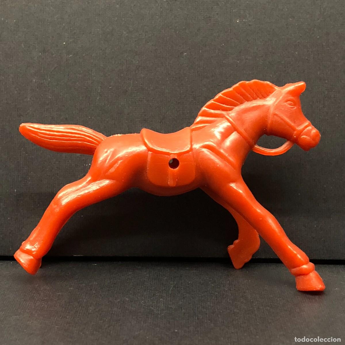 Figuras de goma y PVC: FIGURA DE PVC - CABALLO - DE PL&Aacute;STICO ROJO - INDIOS Y VAQUEROS - JUGUETE VINTAGE - 5,5 X 8 CM / 123