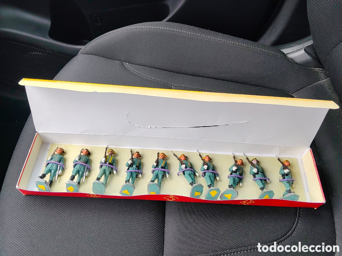 Figuras de goma y PVC: Lote de 10 figuras de goma guardia civil desfilando marca Pech caja replica