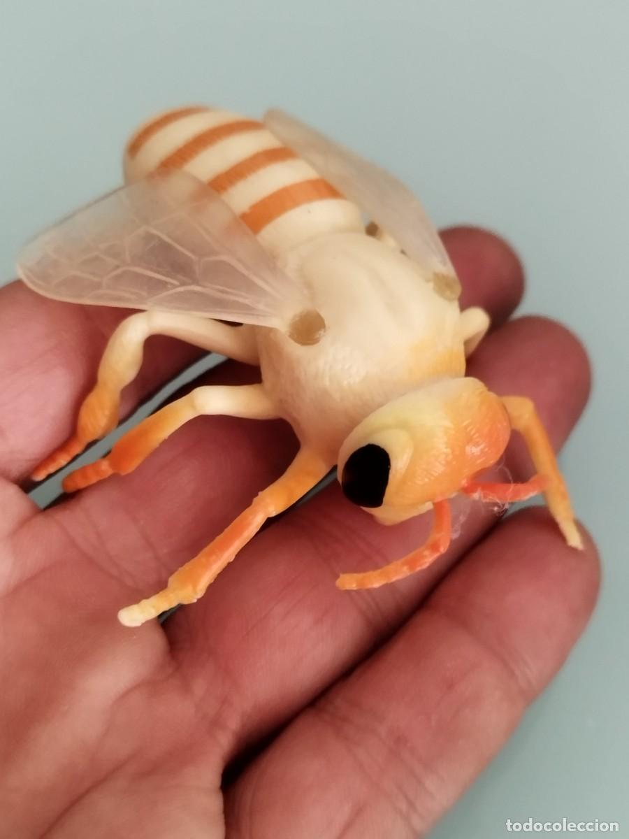 Figuras de goma y PVC: Figura de mu&ntilde;eco de una abeja grande.