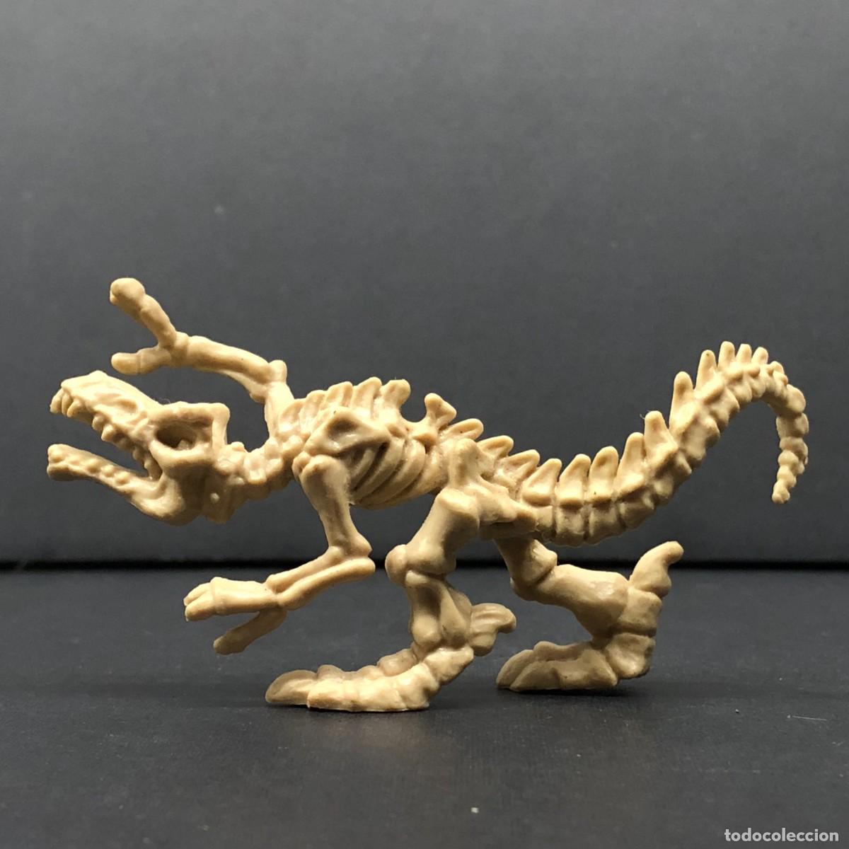 Figuras de goma y PVC: FIGURA DE PVC - ESQUELETO DE DINOSAURIO - ZURU SMASHERS - 5 X 9 CM / 198