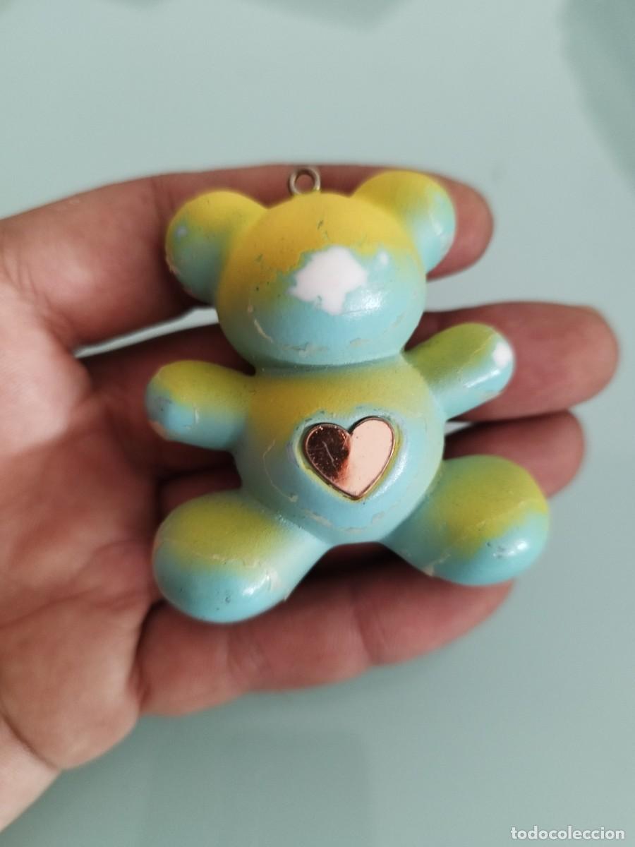 Figuras de goma y PVC: Figura llavero amarillo y azul para mujer de la colecci&oacute;n Oto&ntilde;o/Invierno 2024 de Parfois. Oso coraz&oacute;