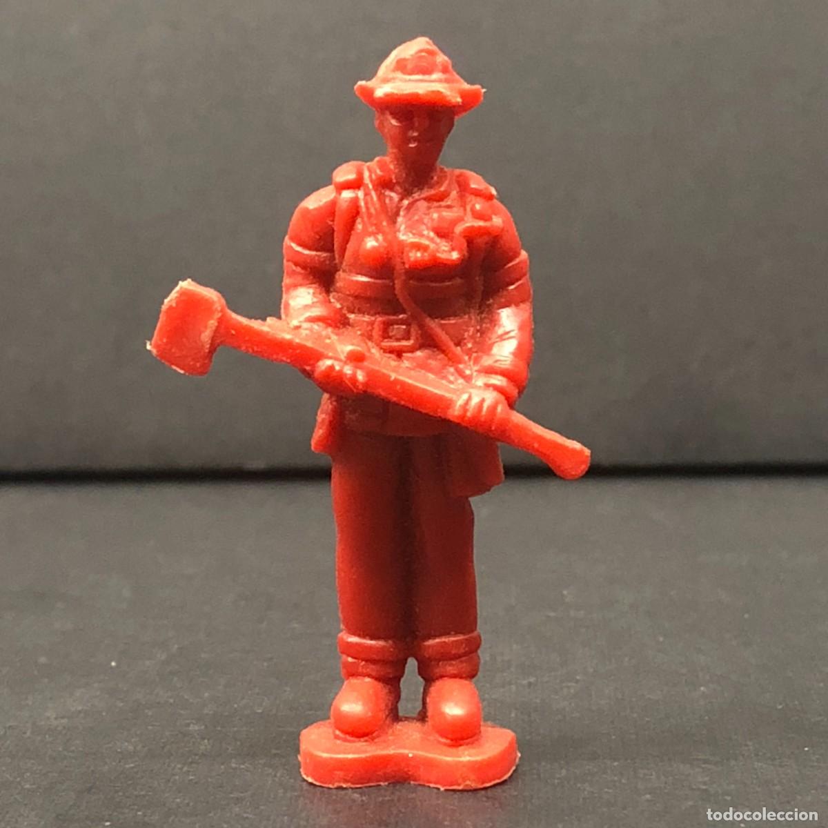 Figuras de goma y PVC: FIGURA DE PVC - BOMBERO CON HACHA - FIGURA PROMOCIONAL MONOCROM&Aacute;TICA - 5,5 X 3 CM / 215