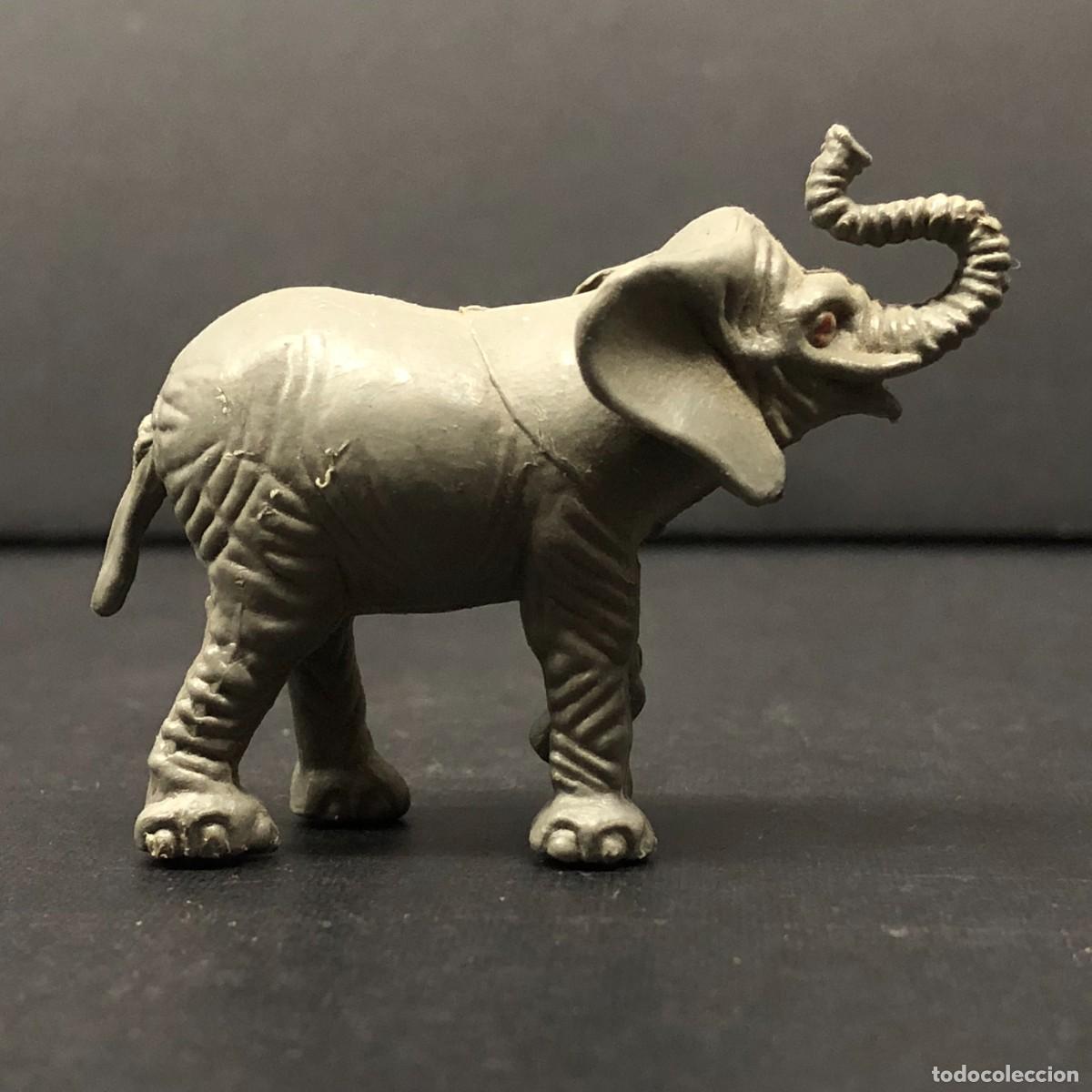 Figuras de goma y PVC: FIGURA DE PVC - ELEFANTE AFRICANO CON LA TROMPA LEVANTADA - ANIMALES - 4 X 5 CM / 225