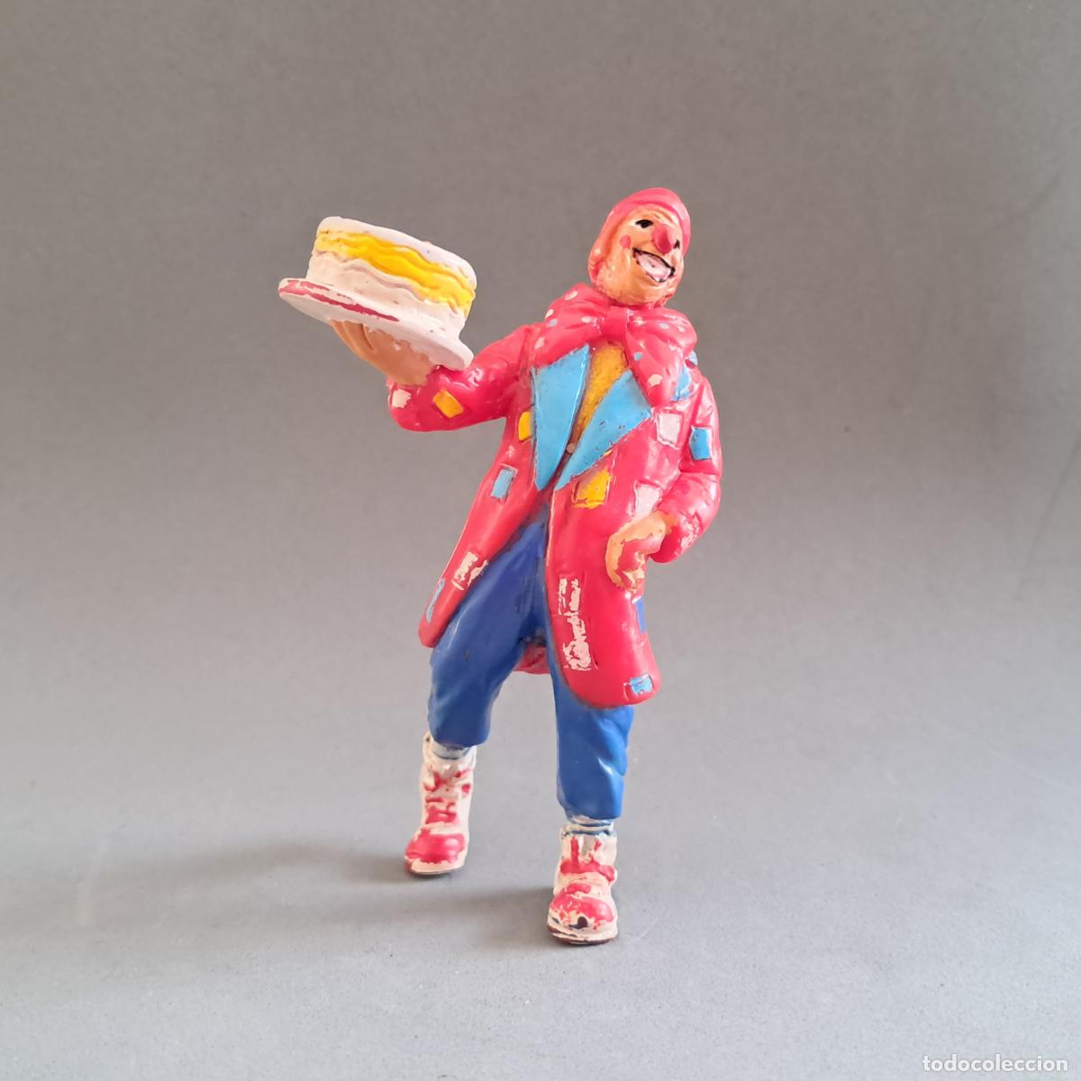 Figuras de goma y PVC: Antiguo payaso de MICOLOR con un pastel. Figura PREMIUM a&ntilde;os 90