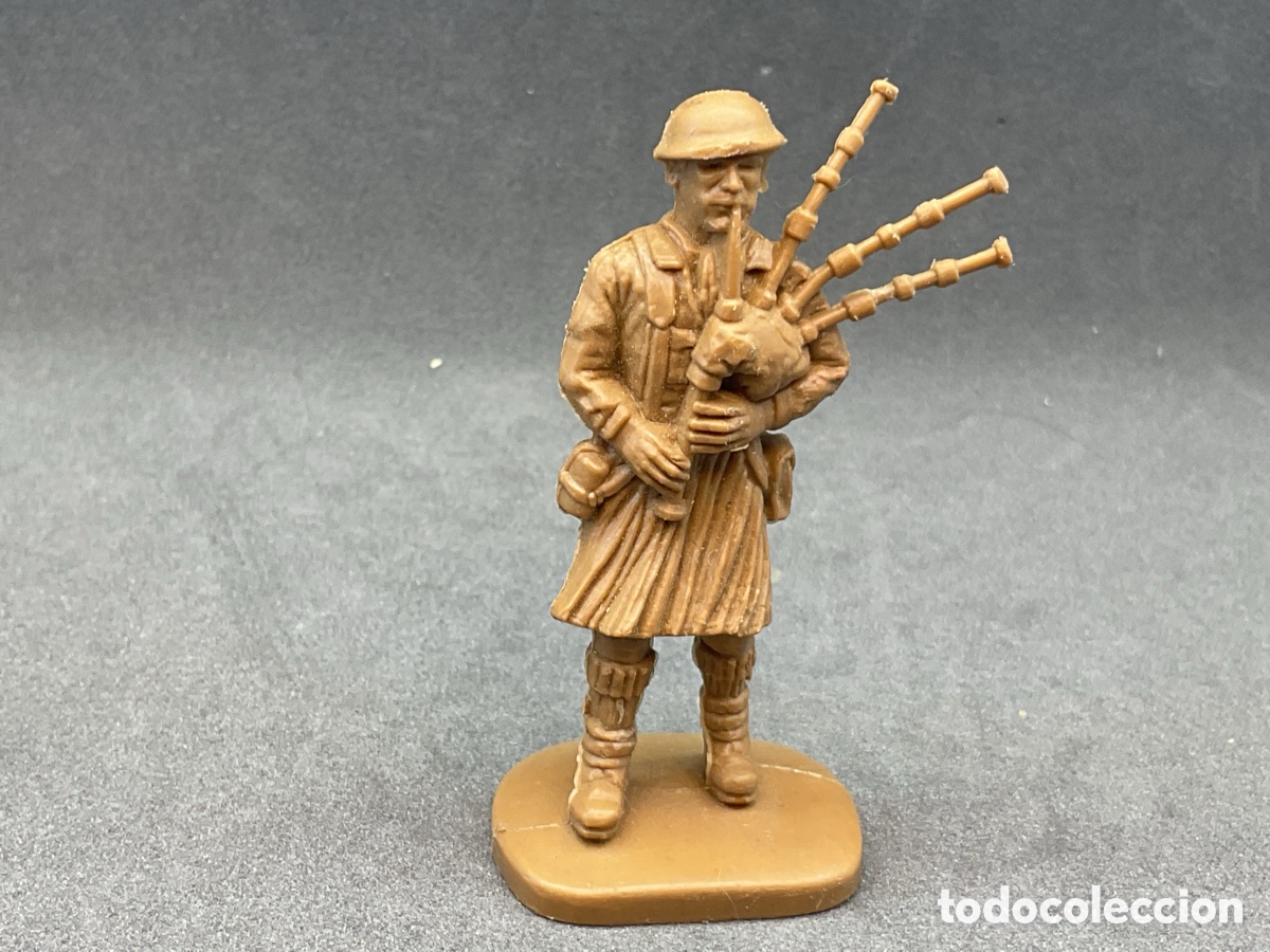 Figuras de goma y PVC: ANTIGUA FIGURA EN PLASTICO. GAITERO ESCOCES. IIWW MUNDIAL. ESCALA 1/32
