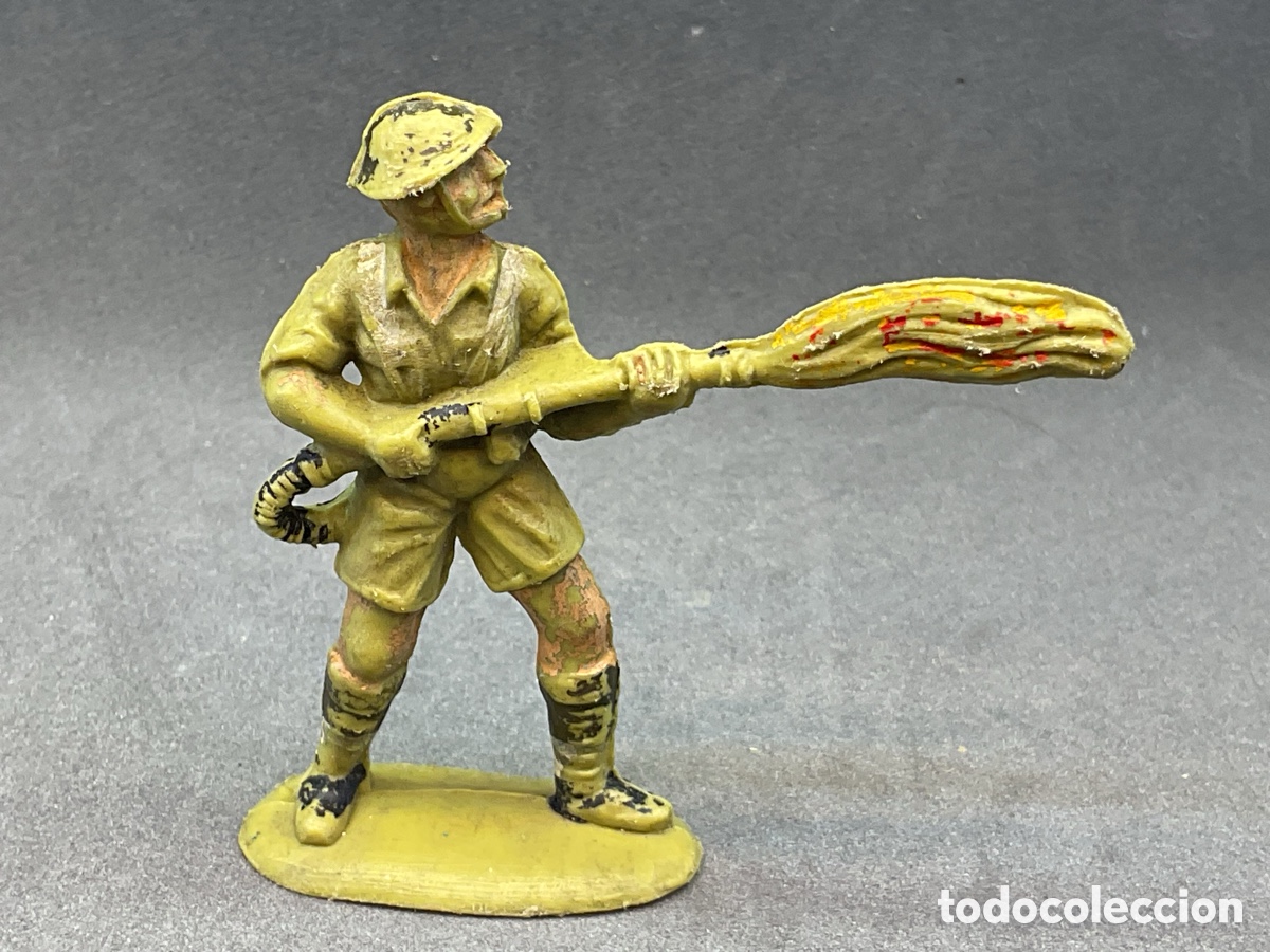 Figuras de goma y PVC: ANTIGUA FIGURA EN PLASTICO. SOLDADO BRITANICO CON LANZALLAMAS. SIN MARCA VISIBLE.