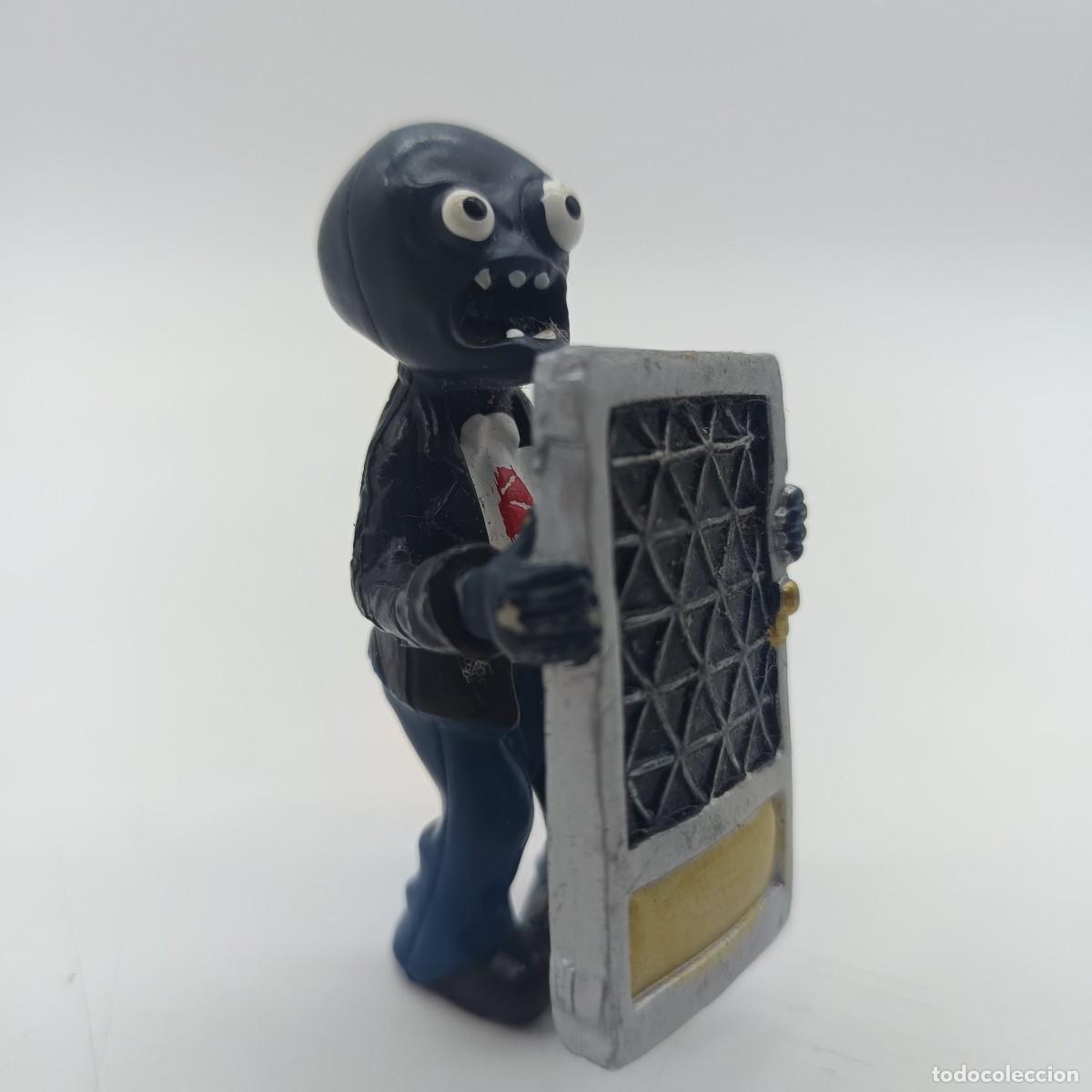 Figuras de goma y PVC: Figura Zombi con puerta &ndash; Plants vs. Zombies &ndash; PVC