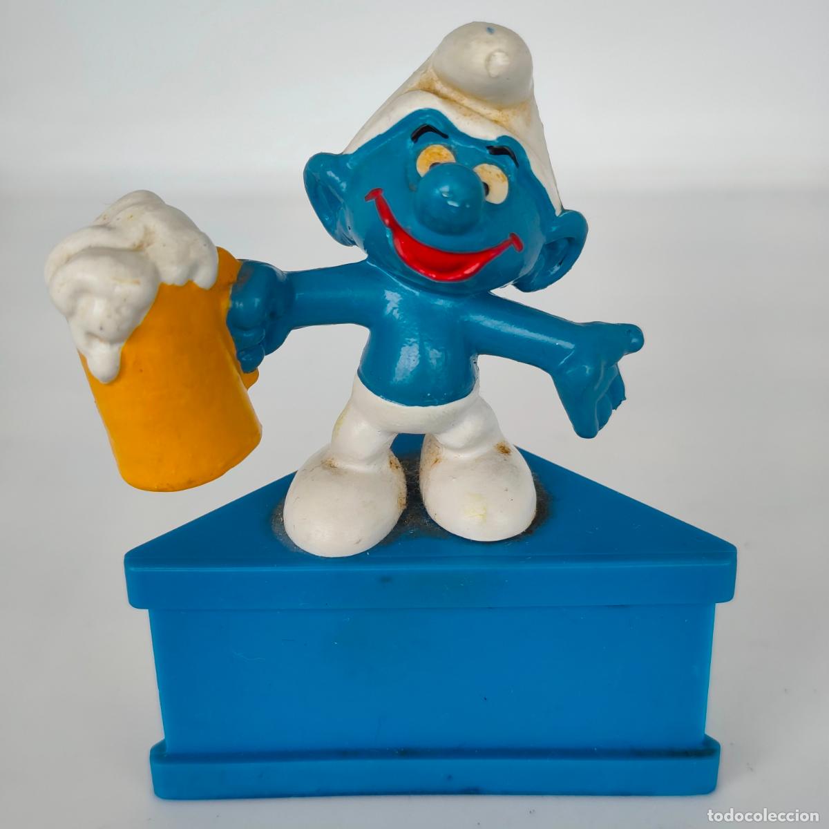 Figuras de goma y PVC: FIGURA, SMURFS - LOS PITUFOS - PITUFO CON JARRA DE CERVEZA. Peana SCHLEICH 1980