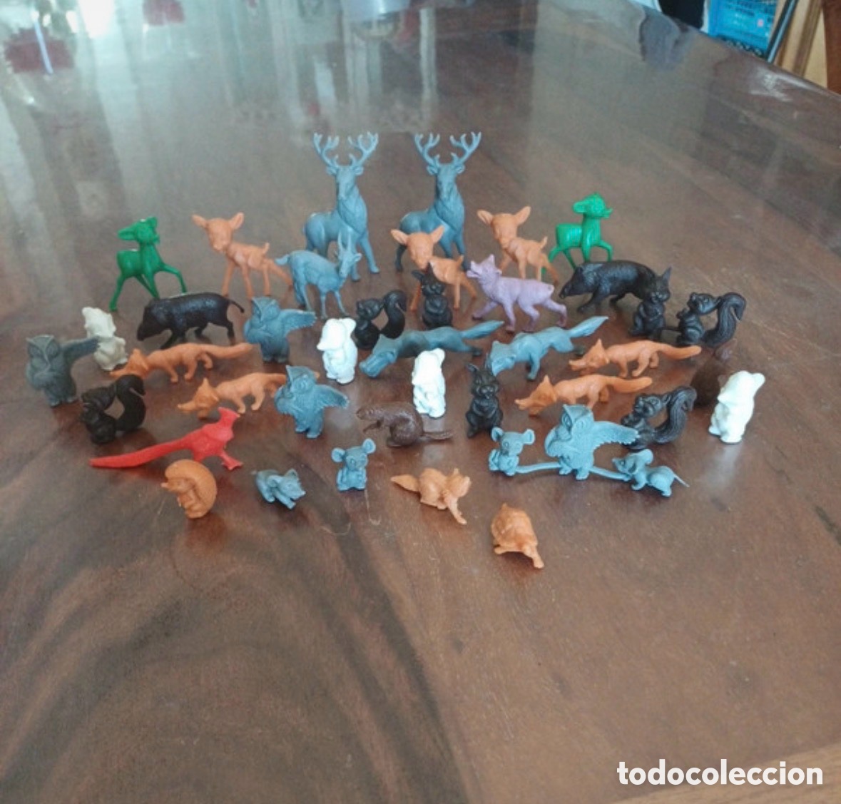 Figuras de goma y PVC: Lote de figuras monocromo Bambi, Dunkin o similar