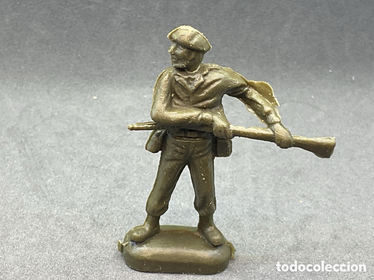 Figuras de goma y PVC: ANTIGUA FIGURA EN PL&Aacute;STICO SOLDADOS GUERRA MUNDIAL. SIN MARCA VISIBLE EN LA BASE.