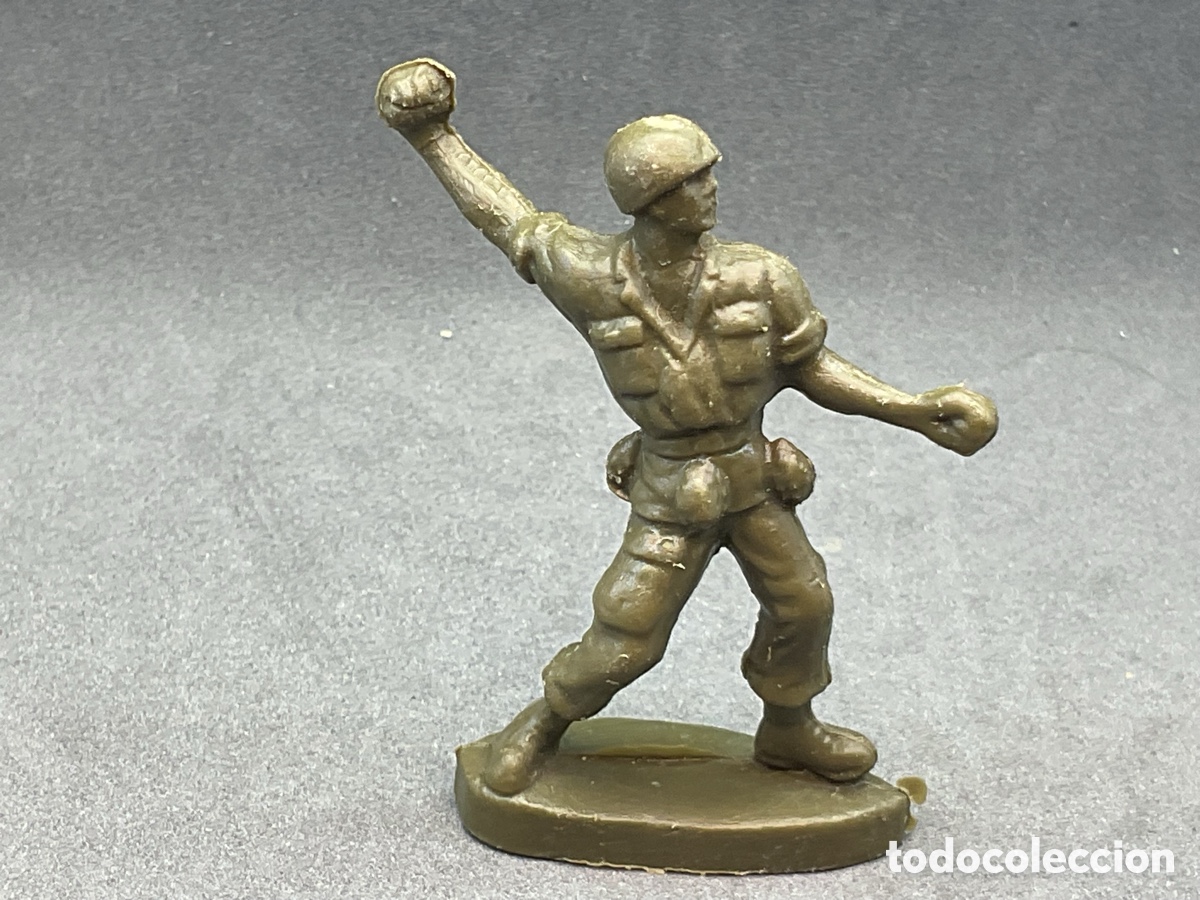 Figuras de goma y PVC: ANTIGUA FIGURA EN PL&Aacute;STICO SOLDADOS GUERRA MUNDIAL. SIN MARCA VISIBLE EN LA BASE.