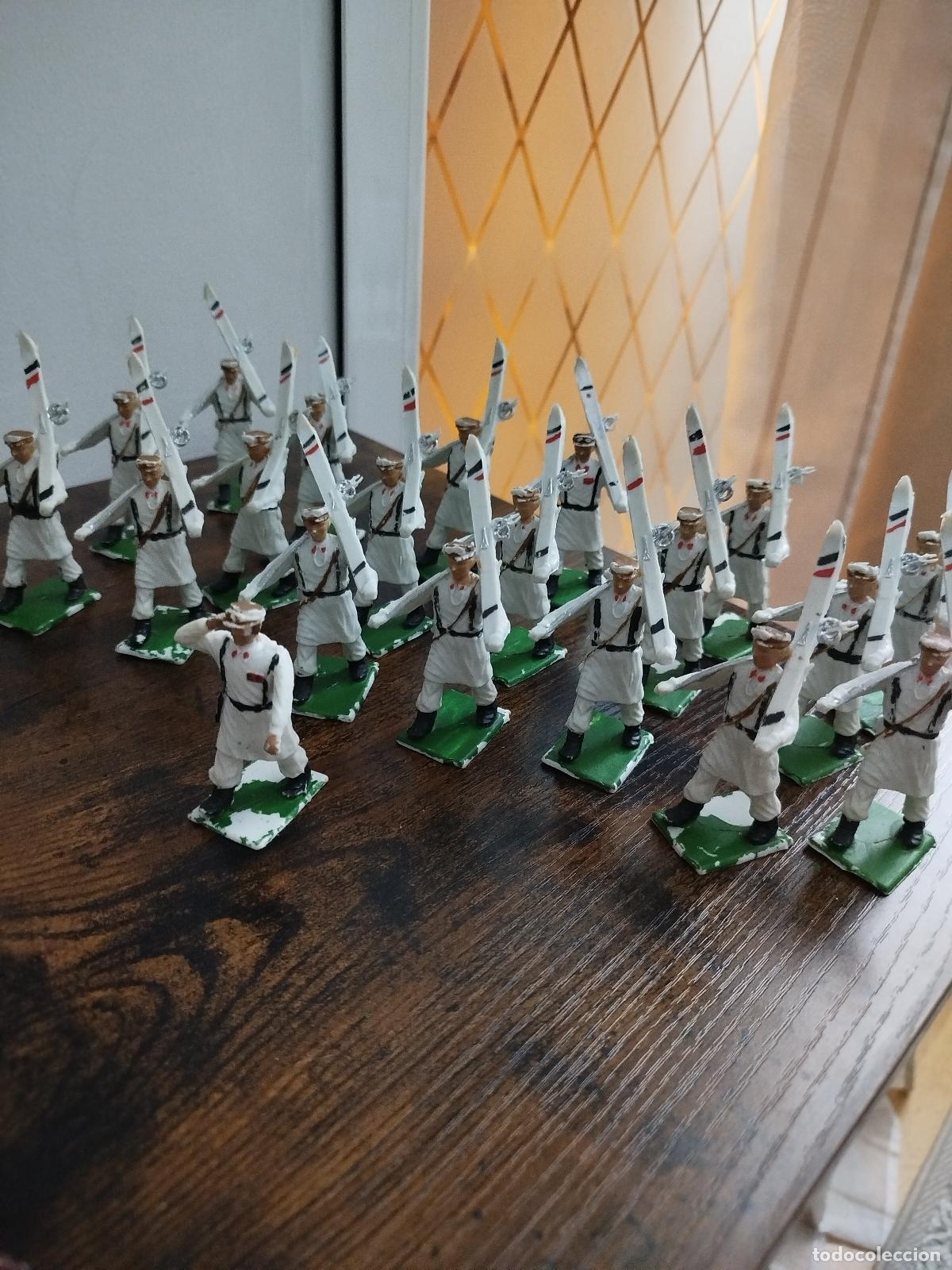 Figuras de goma y PVC: 20 Figuras soldados esquiadores en desfile marca REAMSA. A&ntilde;os setenta. (Pl&aacute;stico)