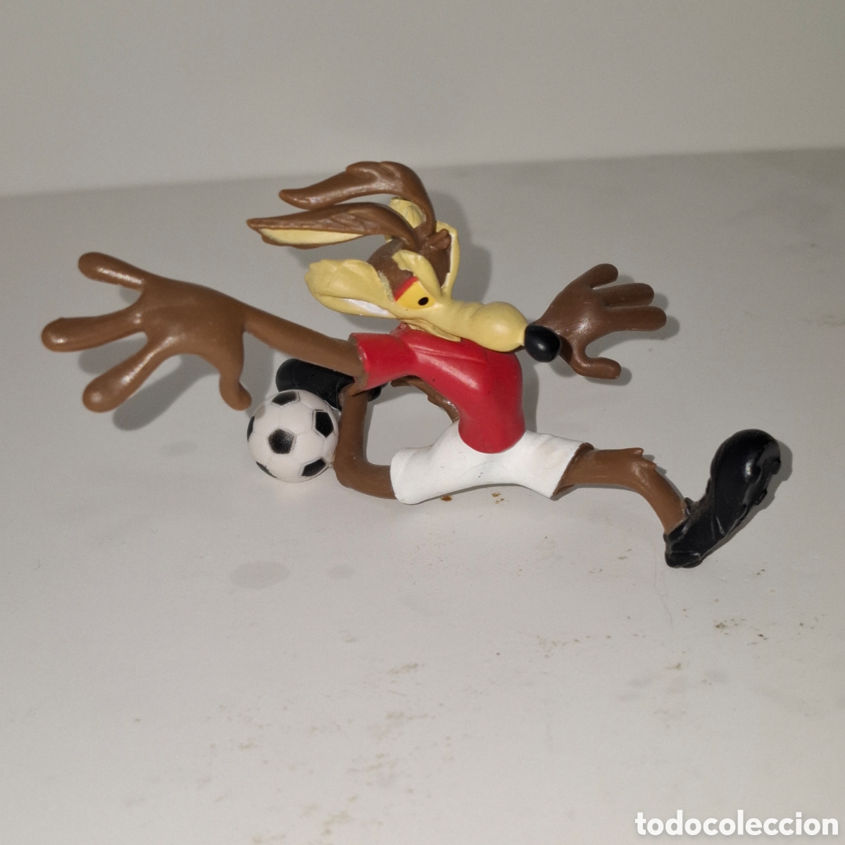 Figuras de goma y PVC: FIGURA DE PVC PERSONAJE DE LOONEY TUNES COYOTE JUGADOR DE FUTBOL
