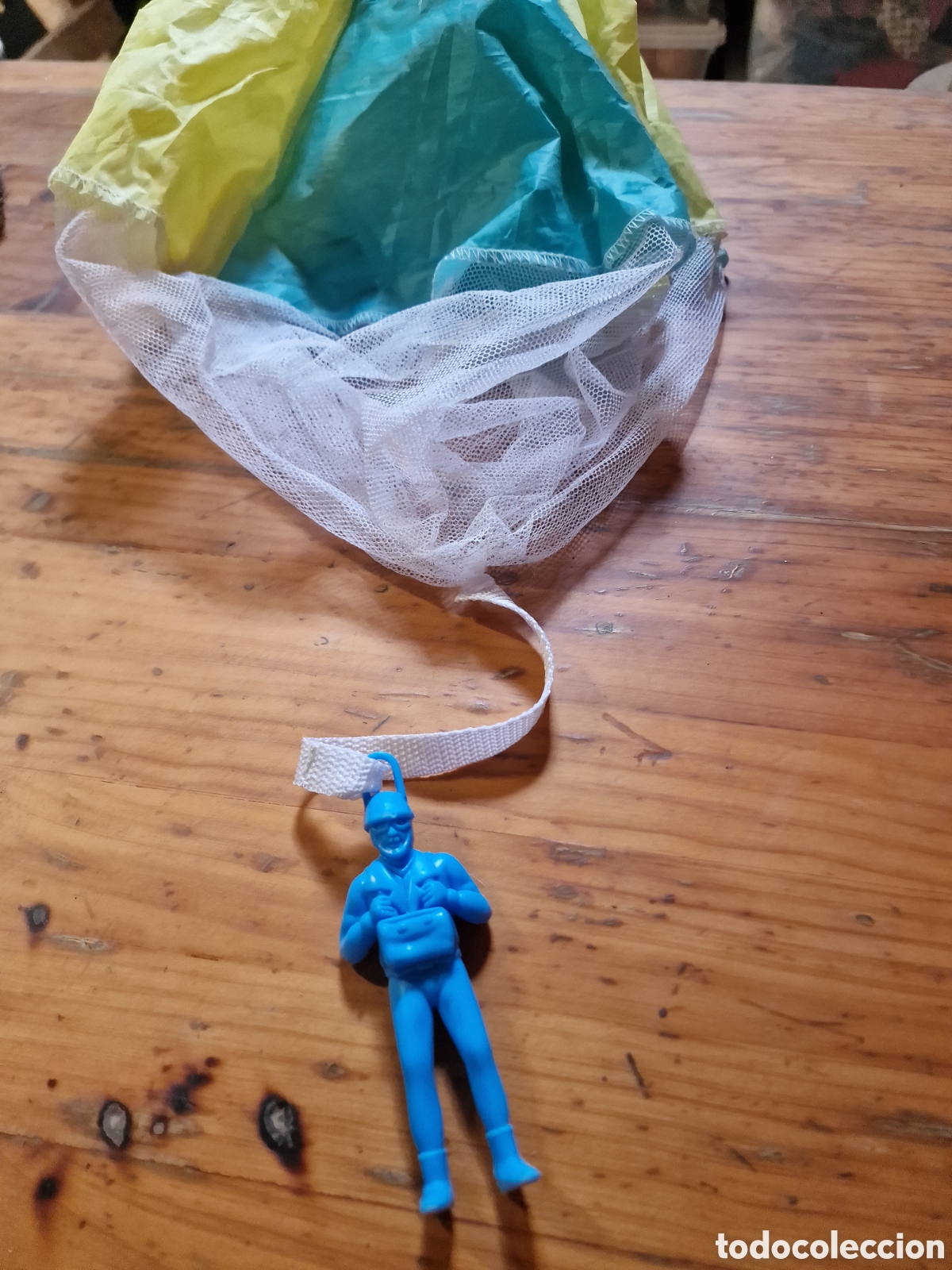 Figuras de goma y PVC: Original paracaidista de juguete,para tirar al aire,ver fotos