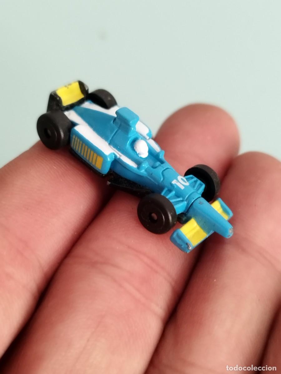 Figuras de goma Kinder: peque&ntilde;o coche de juguete de F&oacute;rmula 1 de la serie Kinder Sprinty de Kinder Sorpresa.