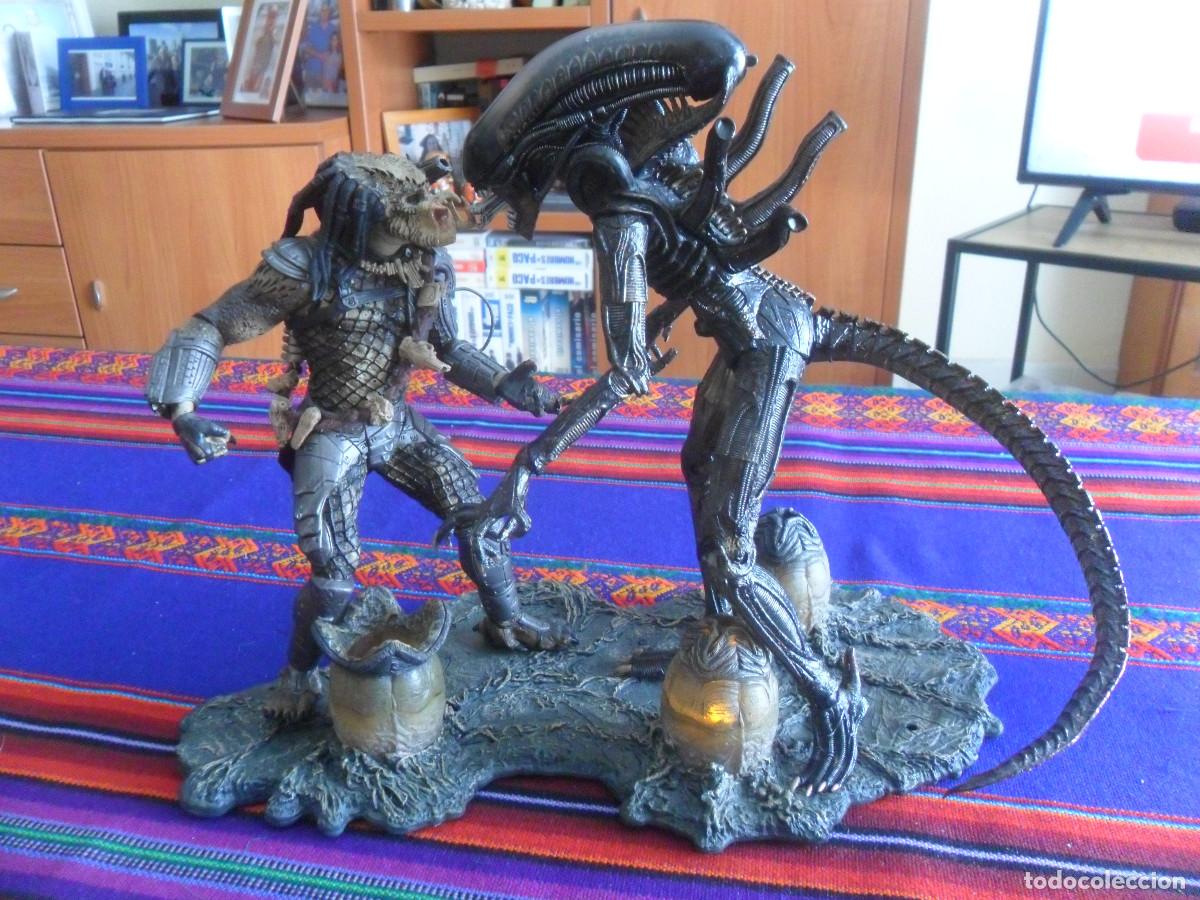 Figuras de goma y PVC: FIGURAS DIORAMA CON LUZ ALIEN VERSUS PREDATOR ALIENS VS DEPREDADOR. 28X23 CMS. PRECIOSO.