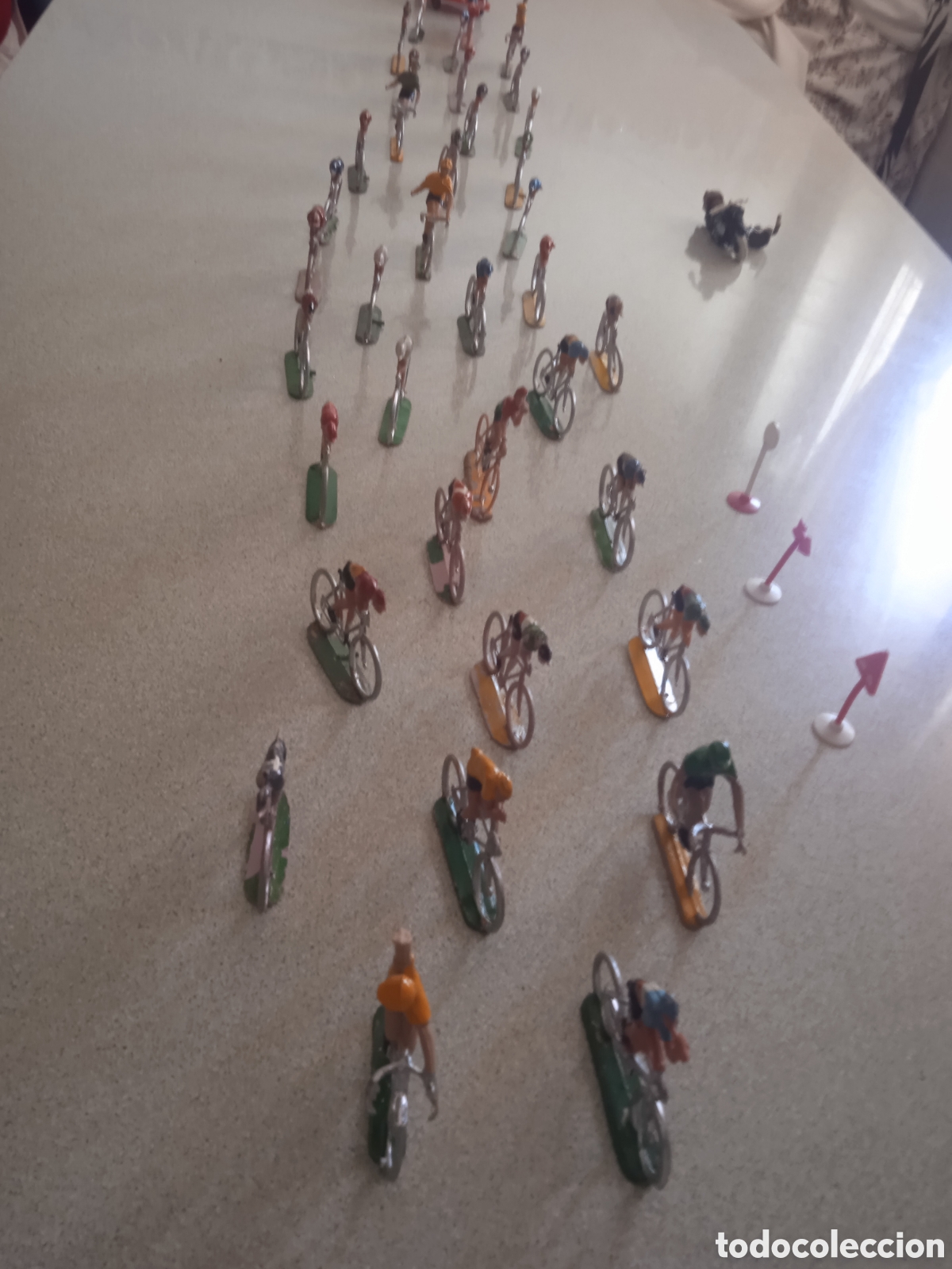 Figuras de goma y PVC: LOTE 37 CICLISTAS SOTORRES MAN COCHE MOTO SE&Ntilde;ALES Y AGUADOR