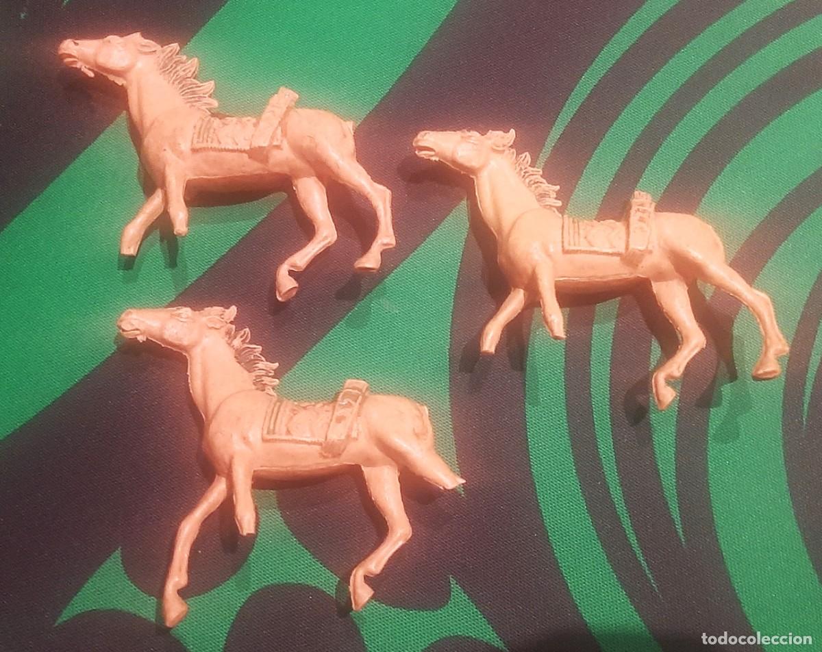 Figuras de goma y PVC: LOTE 3 CABALLOS SERIE OESTE INDIO - COMANSI 8 CM - A&Ntilde;OS 70 - DESGASTE PINTURA Y ROTURAS - PLASTICO