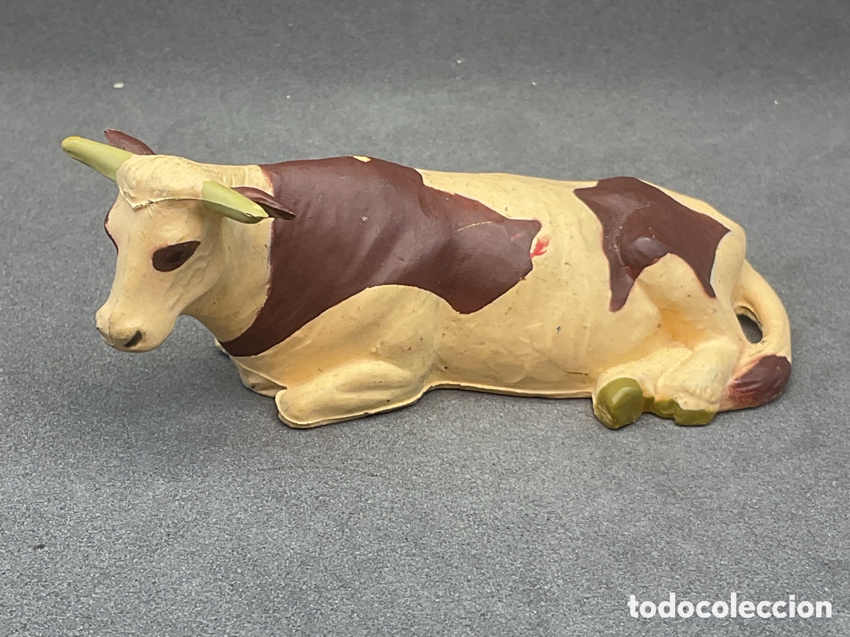 Figuras de goma y PVC: ANTIGUA FIGURA DE VACA O BUEY TUMBADO.