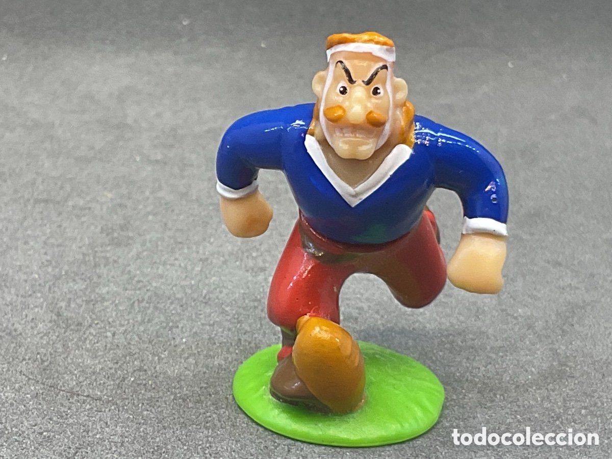 Figuras de goma Kinder: ANTIGUA FIGURITA EN PLASTICO DE HIPIPOURAX JUGANDO AL RUGBY. COLECCION AXTERIX Y OBELIX. KINDER
