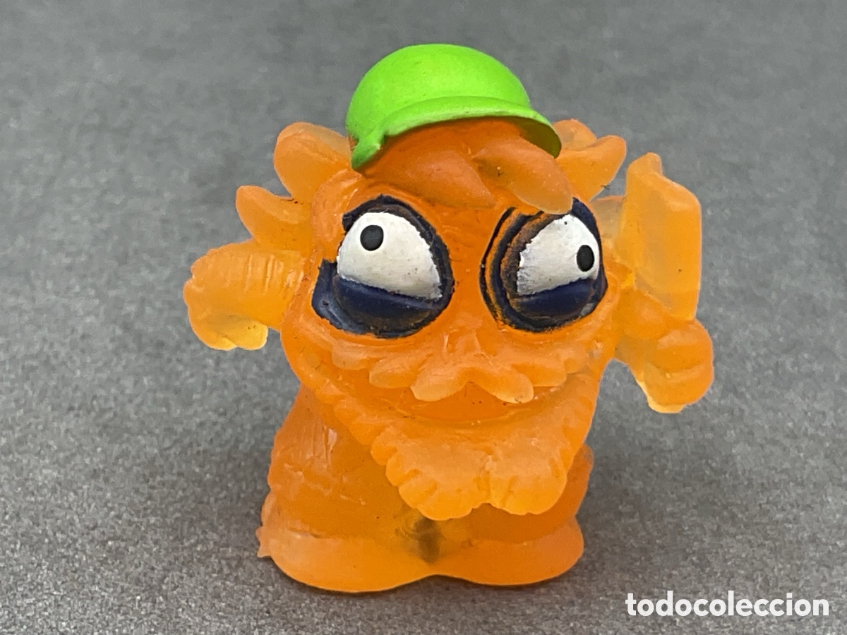 Figuras de goma y PVC: FIGURITA EN GOMA DE ZOMLINGS COLOR NARANJA CON GORRA VERDE.