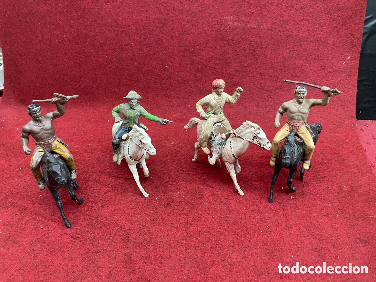 Figuras de goma y PVC: Grupo antiguo de indios y vaqueros a caballo