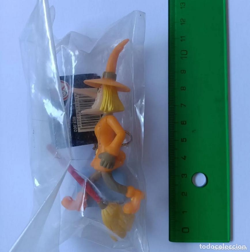 Figuras de goma y PVC: bruixa d'or sort mu&ntilde;eco pvc goma etiqueta nuevo promocional loteria brujita bruja escoba miniatura