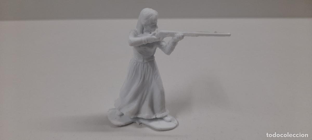 Figuras de goma y PVC: SE&Ntilde;ORA FIGURA ASALTO A LA DILIGENCIA . GOMARSA - MOLDE REAMSA PLASTICO MONOCOLOR . ORIGINAL A&Ntilde;OS 70
