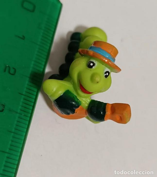 Figuras de goma Kinder: kinder gusano guitarrista guitarra mu&ntilde;eco insecto bichito bicho miniatura escala mu&ntilde;equito
